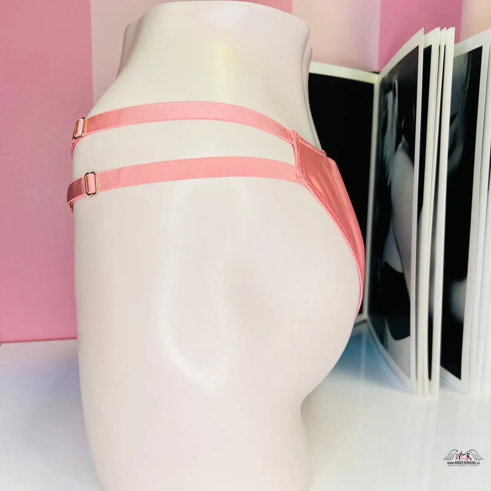 Mannequin s růžovým páskem na spodním prádle Victoria’s Secret Kalhotky s Vysokým Pasem
