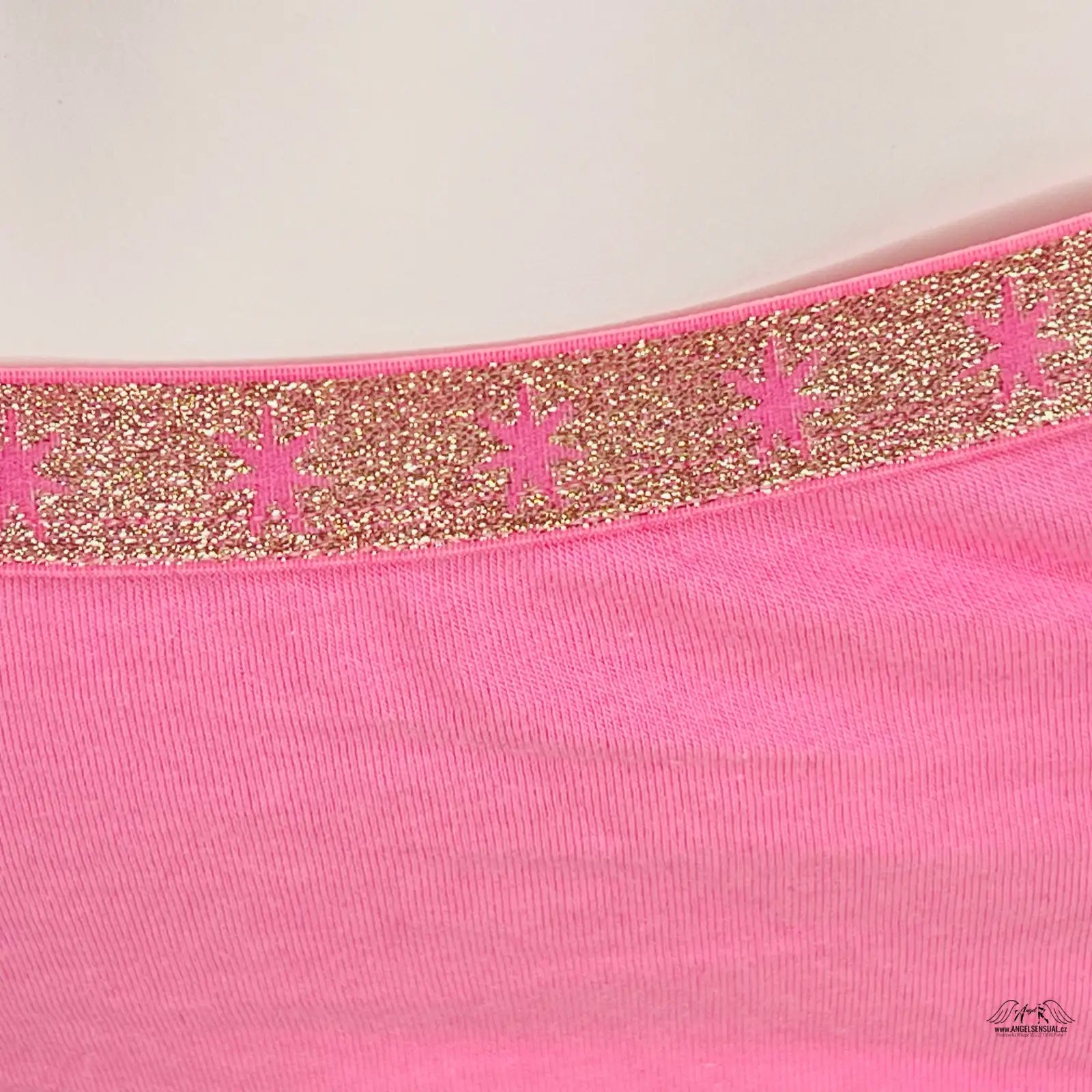 Růžová látka s třpytivým zlatým a růžovým lemem vysokým pasem Victoria’s Secret
