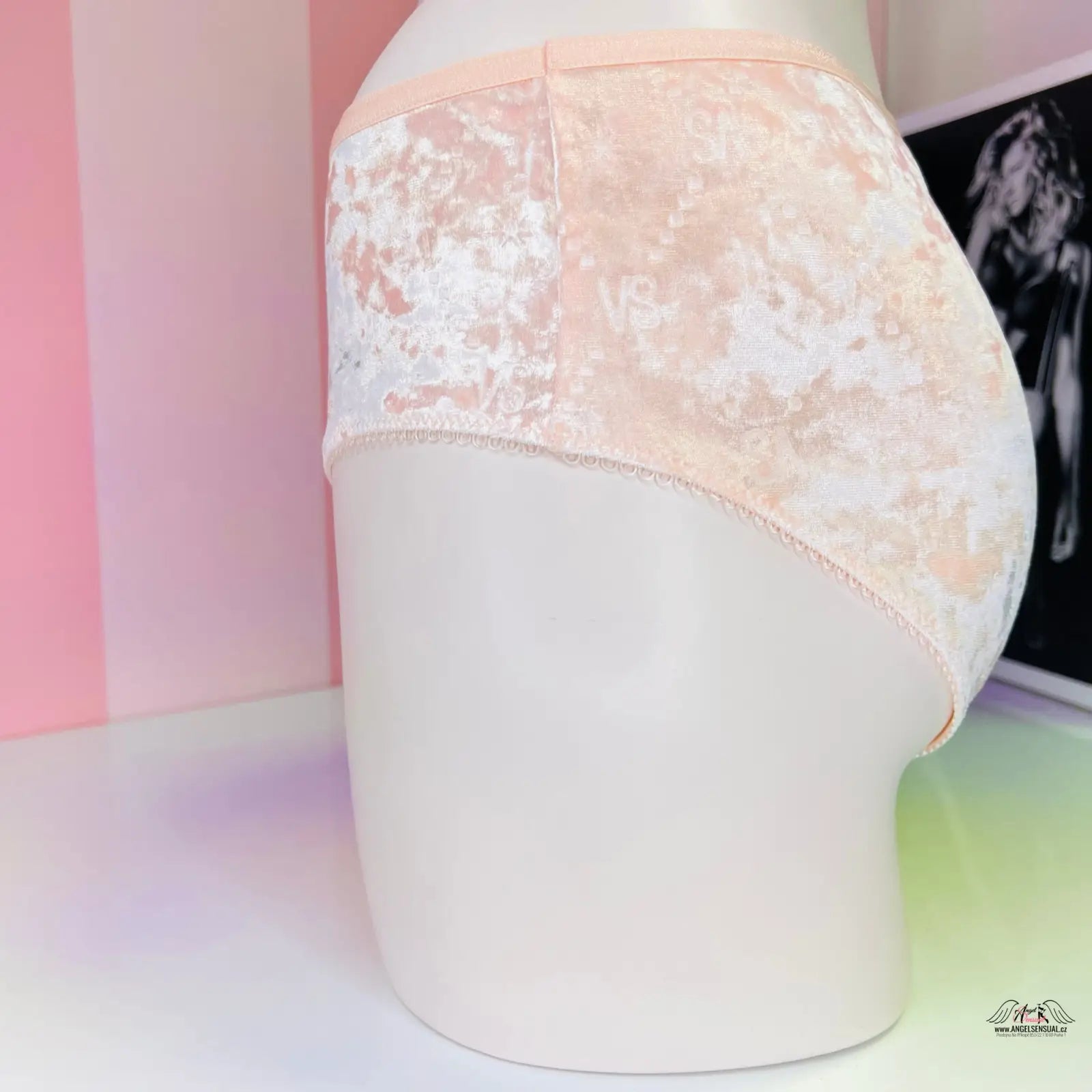 Ženské stylové semišové kalhotky Victoria’s Secret s růžovým pasem a zlatými slipy
