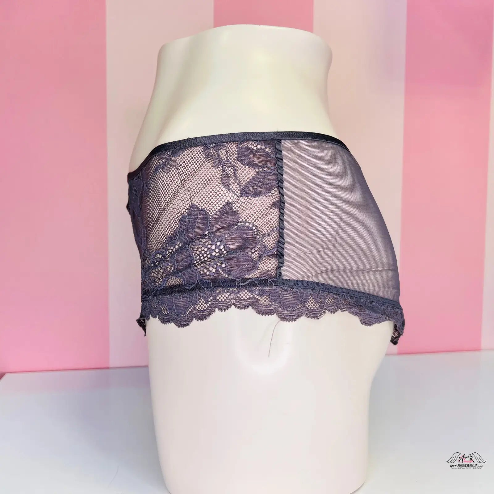Black elastické krajkové kalhotky Kalhotky Síťované na bílém modelu