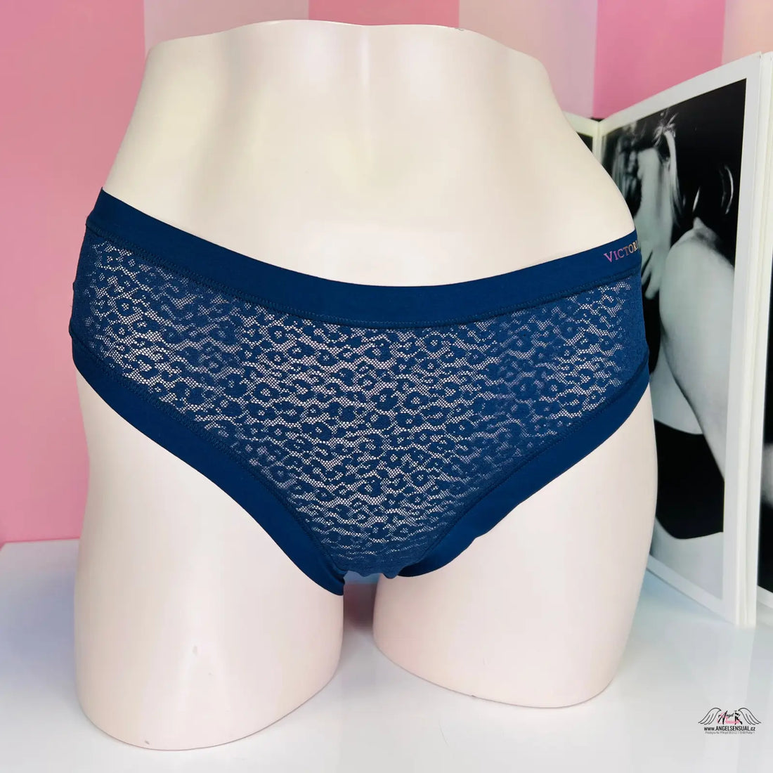 Navy modré síťované kalhotky Victoria’s Secret Kalhotky Síťované s gepardím vzorem a zlatým nápisem
