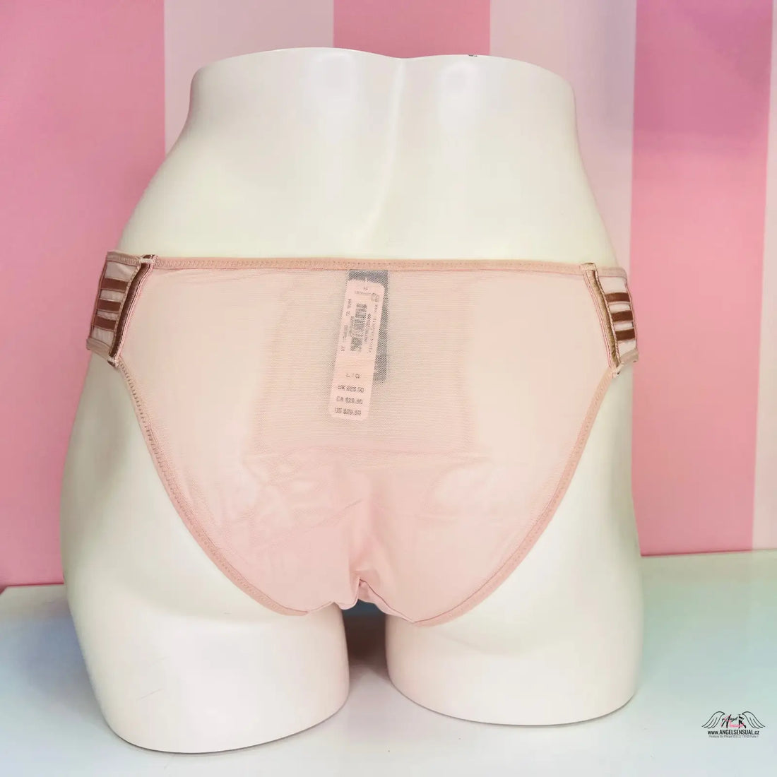 Pinkové síťované kalhotky s pruhovanými elastickými pásky na bílém manekýnu, pohodlné každodenní nošení