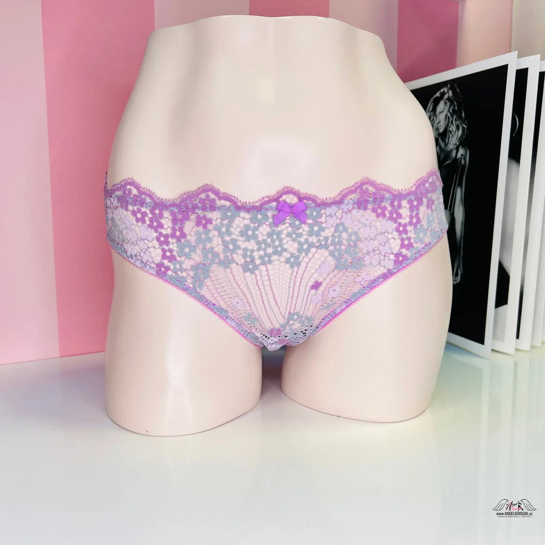 Manekýn snižující torso v fialovou mašličkou a lehnou krajkou na přední straně