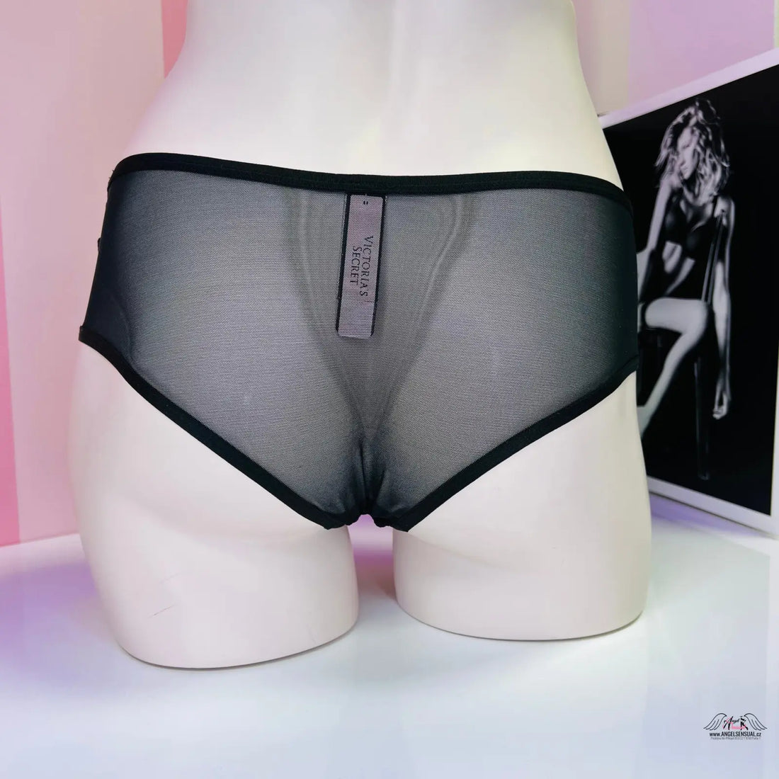 Sheer black mesh underwear with jemnými krajkovými detaily displayed on a mannequin torso