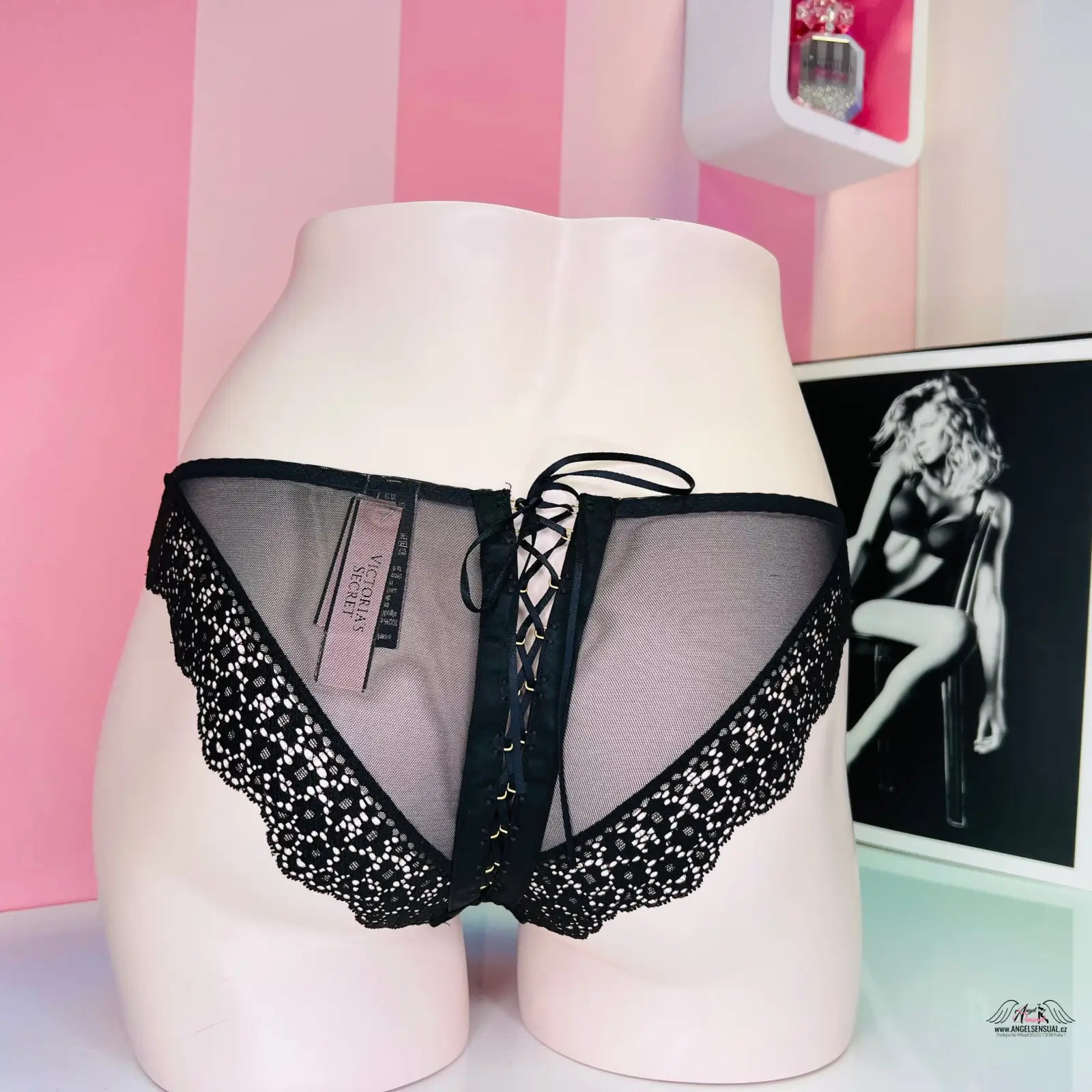 Černá krajka s šněrováním vzadu, velmi elegantní kalhotky Victoria’s Secret