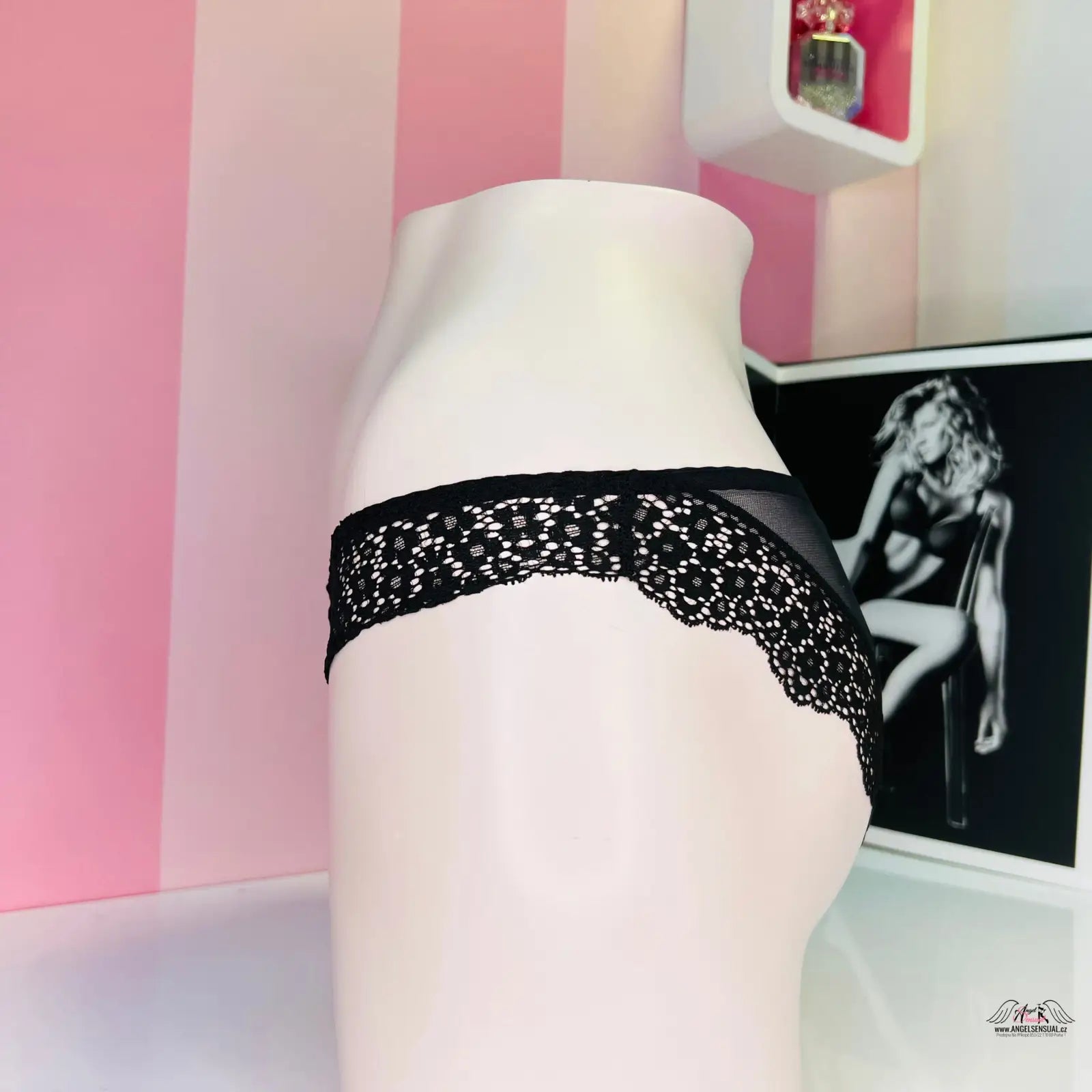 Manne s velmi elegantními kalhotkami Victoria’s Secret Kalhotky Síťované s Vázáním na Mašličku v černé krajce a šněrováním vzadu