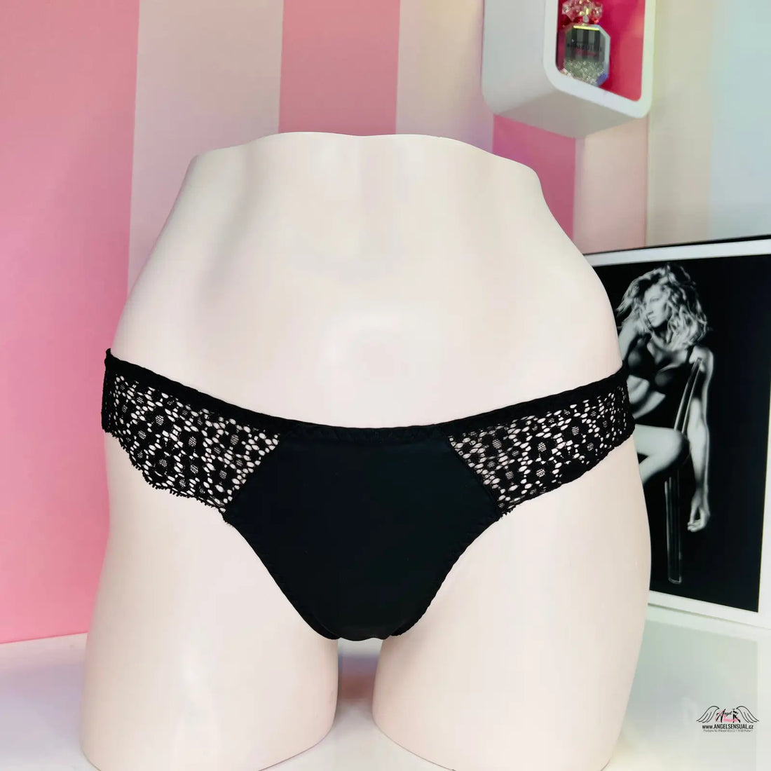 Černé šněrování vzadu s krajkou, velmi elegantní kalhotky Victoria’s Secret