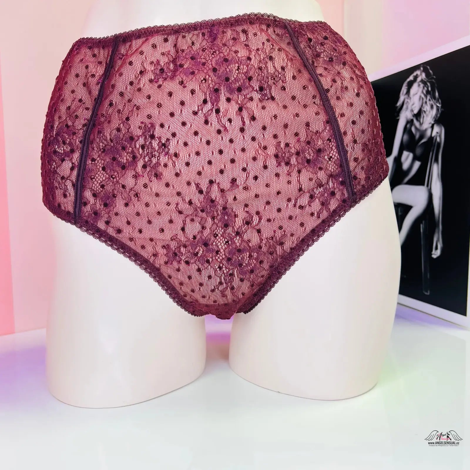 Burgundy síťované tanga s vysokým pasem Victoria’s Secret na figuríně