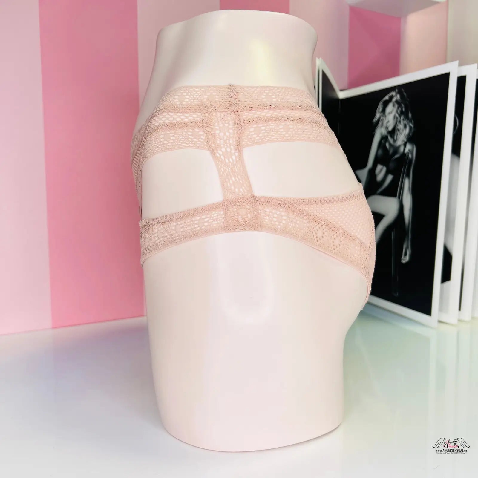 Pale pink keramická váza s zakřiveným tvarem, ideální k agent provocateur vyšším pasem a síťovaným kalhotkám