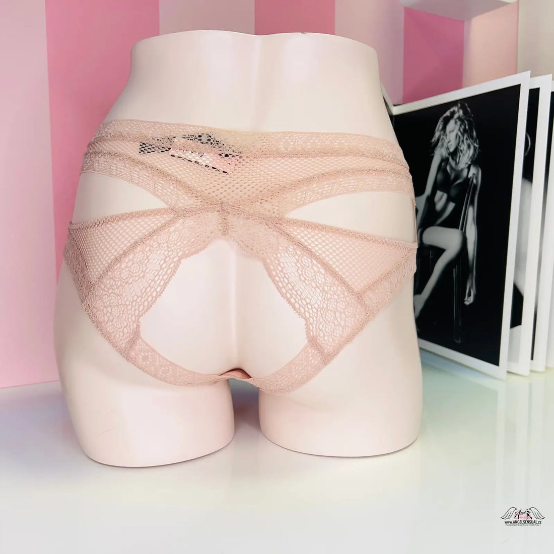 Manekýn spodní část těla s růžovými síťovanými kalhotkami vyšším pasem a mašlí