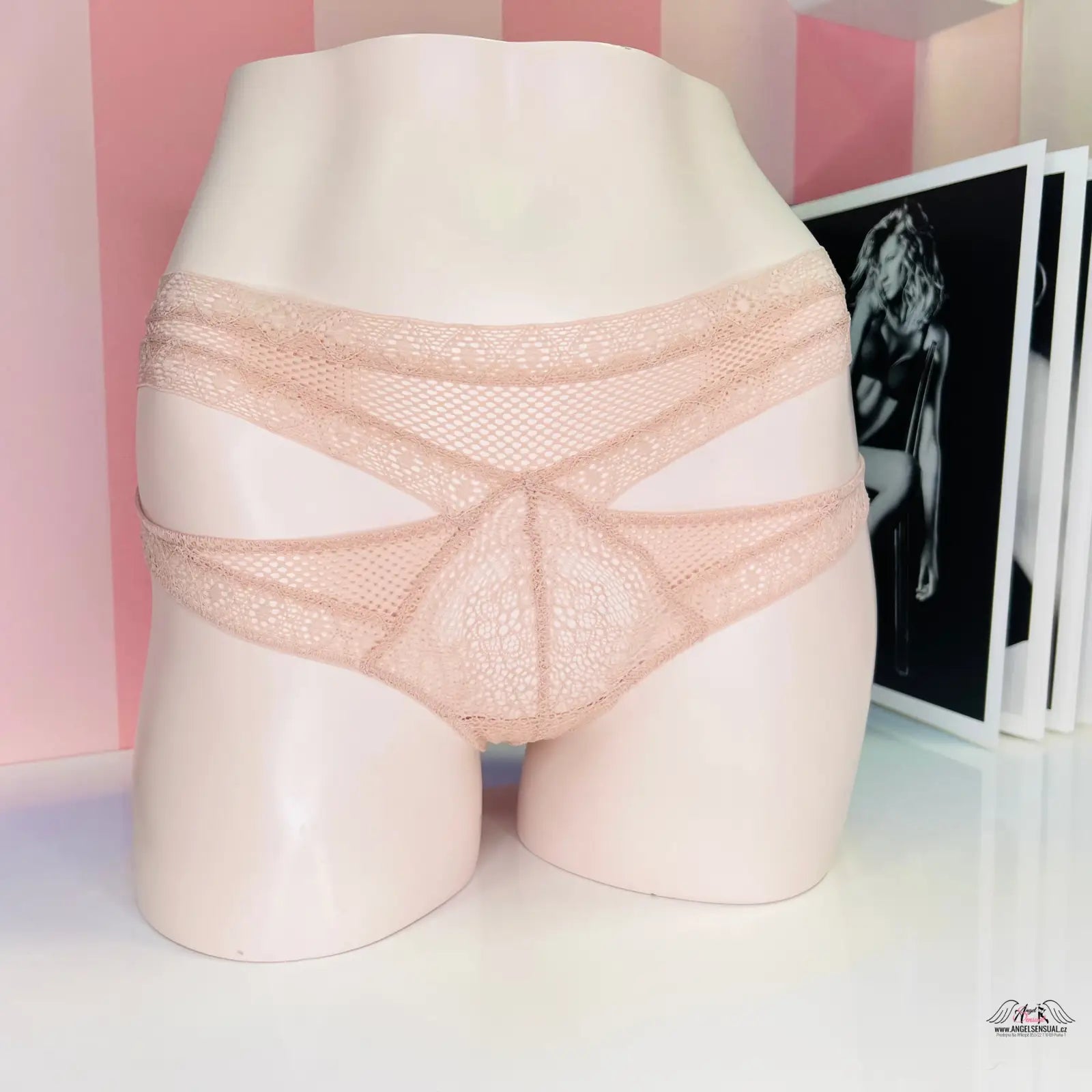 Pale pink síťované kalhotky s vyšším pasem na figuríně, agent provocateur style