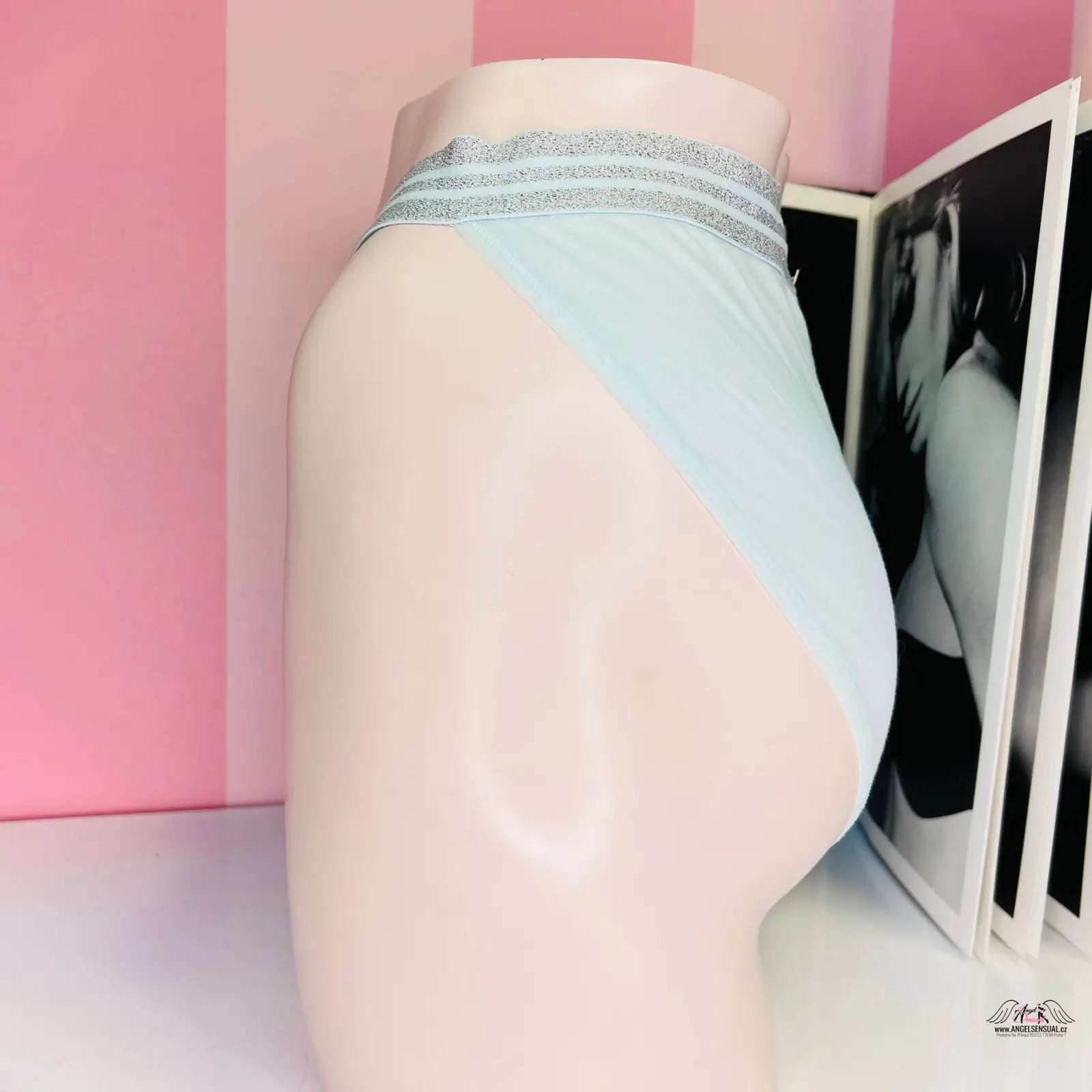 Bílý manekýn v modrých kalhotkách Victoria’s Secret Kalhotky Vyšší Pas s Černé bikiny a stříbrným pruhem