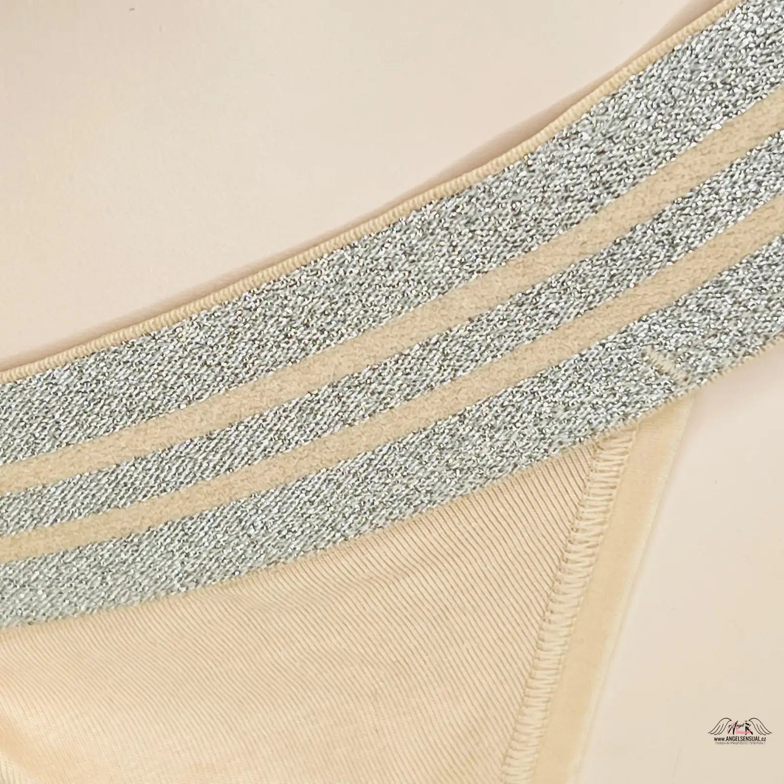Detailní záběr bílo-modrého pruhovaného materiálu na Victoria’s Secret Kalhotky Vyšší Pas Více Barev s agent provocateur a stříbrným pruhem