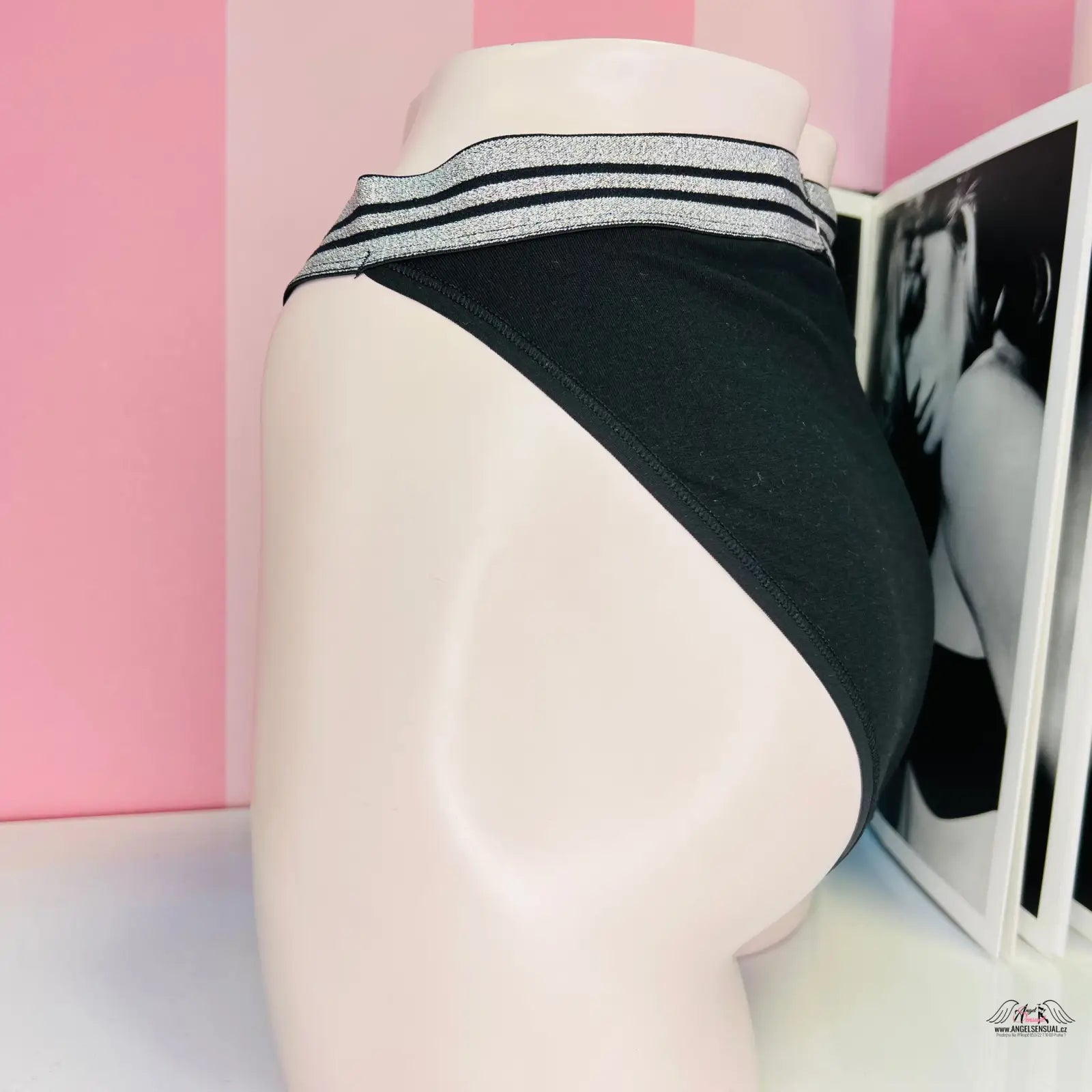 Detailní záběr na mannequin v černé a bílé pruhované kalhotky Victoria’s Secret s stříbrným pruhem