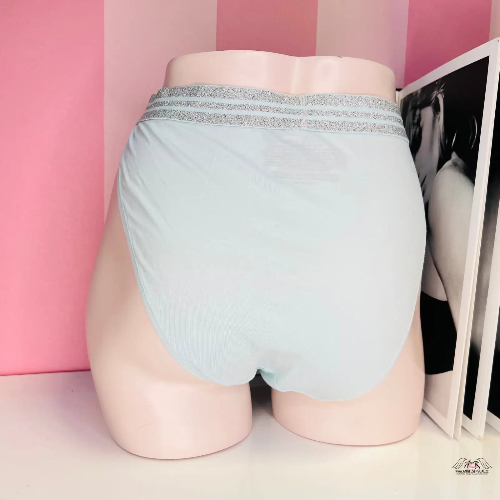 Žena v modrých kalhotkách s růžovou stěnou, inspirováno Agent Provocateur a Černé bikiny