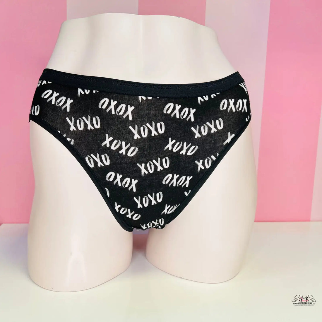 Stylové černé bikiny Victoria’s Secret Kalhotky Xoxo s mírně vyšším pasem a nápisem no you do
