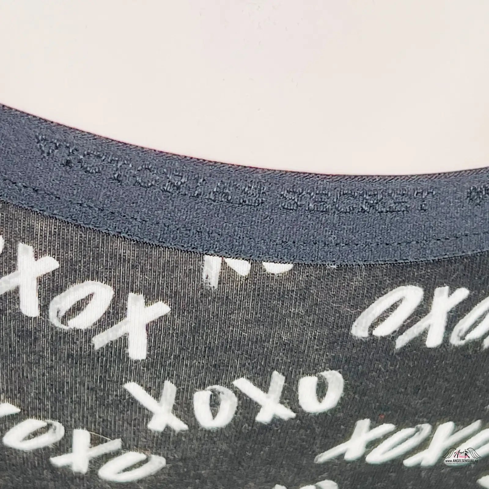 Close-up of woman’s shirt with message, part of Victoria’s Secret Kalhotky Xoxo mírně vyšším pasem