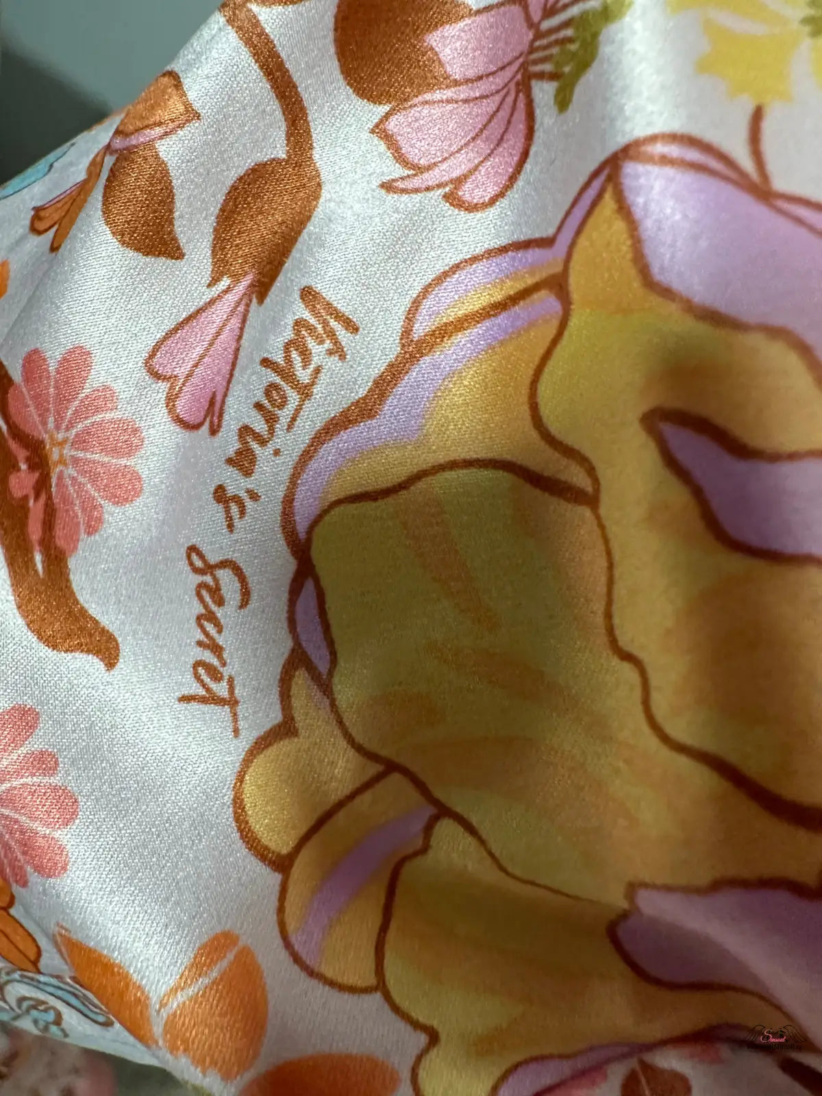 Floral patterned fabric with pink, gold, purple flowers for Victoria’s Secret Kalhoty Satin Floral