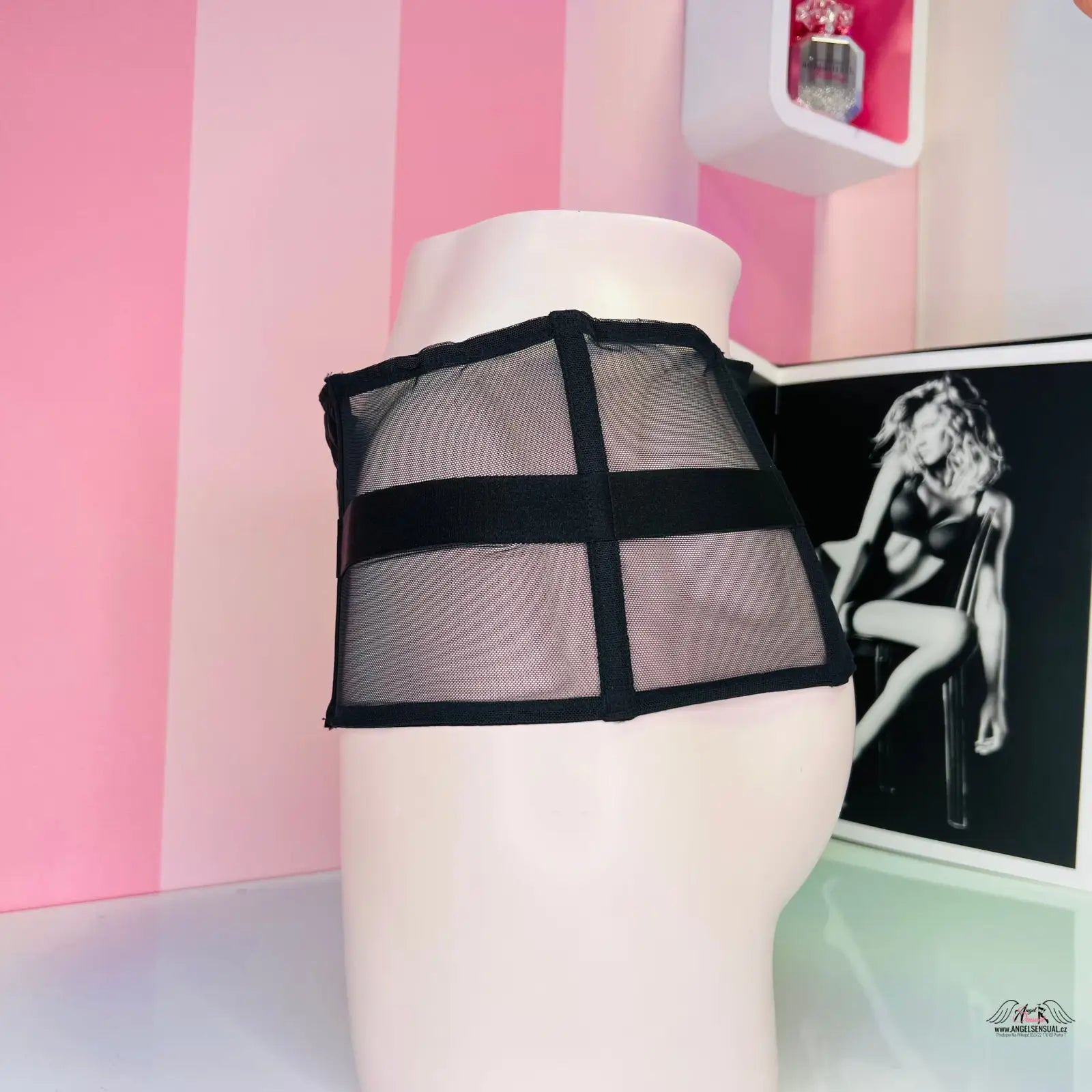 Mannequin hlava s černým síťovaným topem na korzet Victoria’s Secret sexy černý korzet