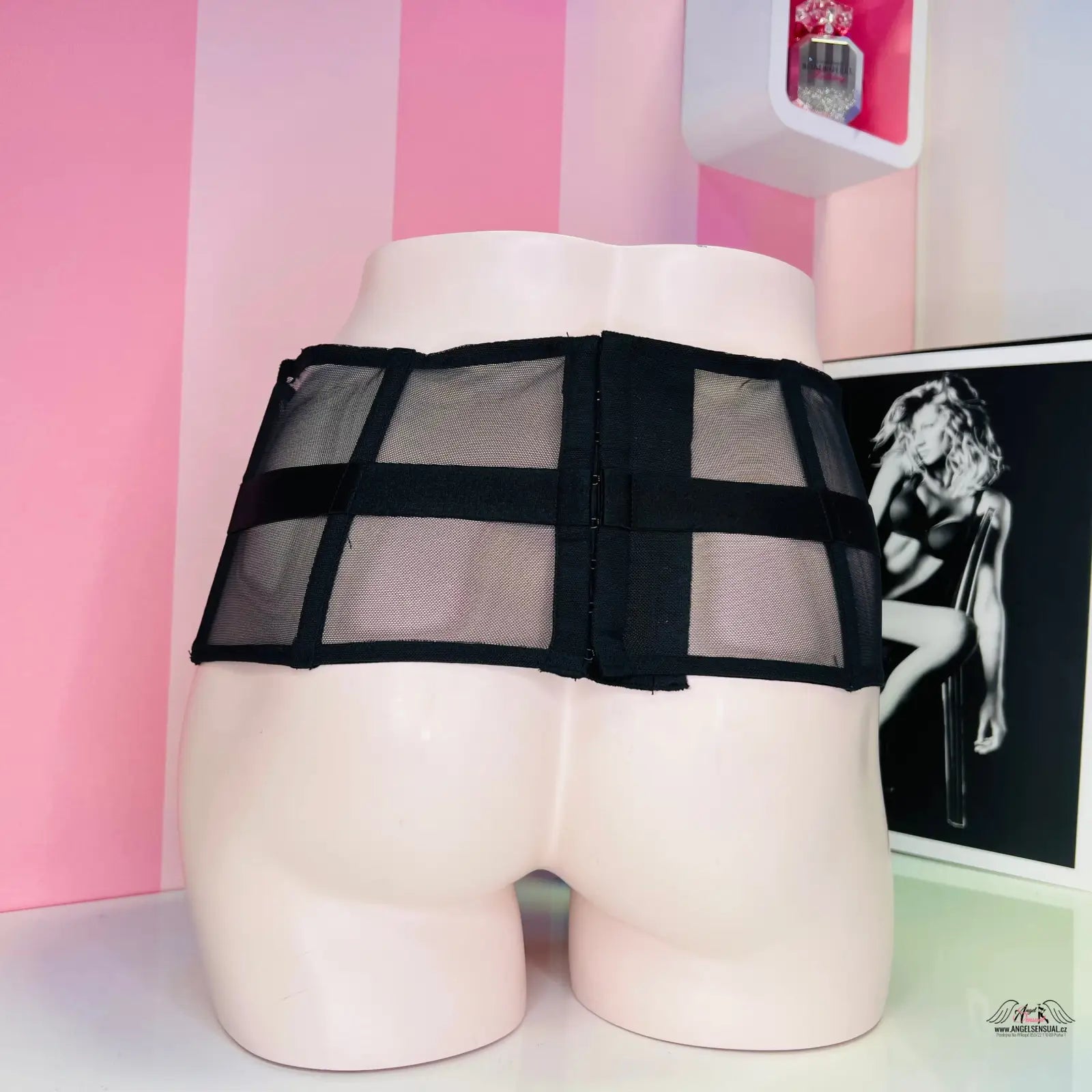 Žena v sexy černém korzetu Victoria’s Secret Korzetový Pás se Síťkou