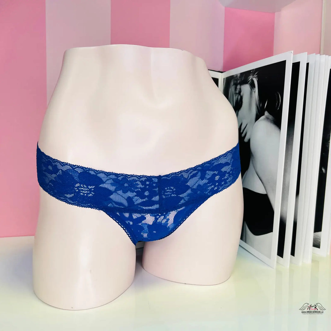 Modré krajkové kalhotky Victoria’s Secret na manekýně, ideální lingerie a apparel & accessories
