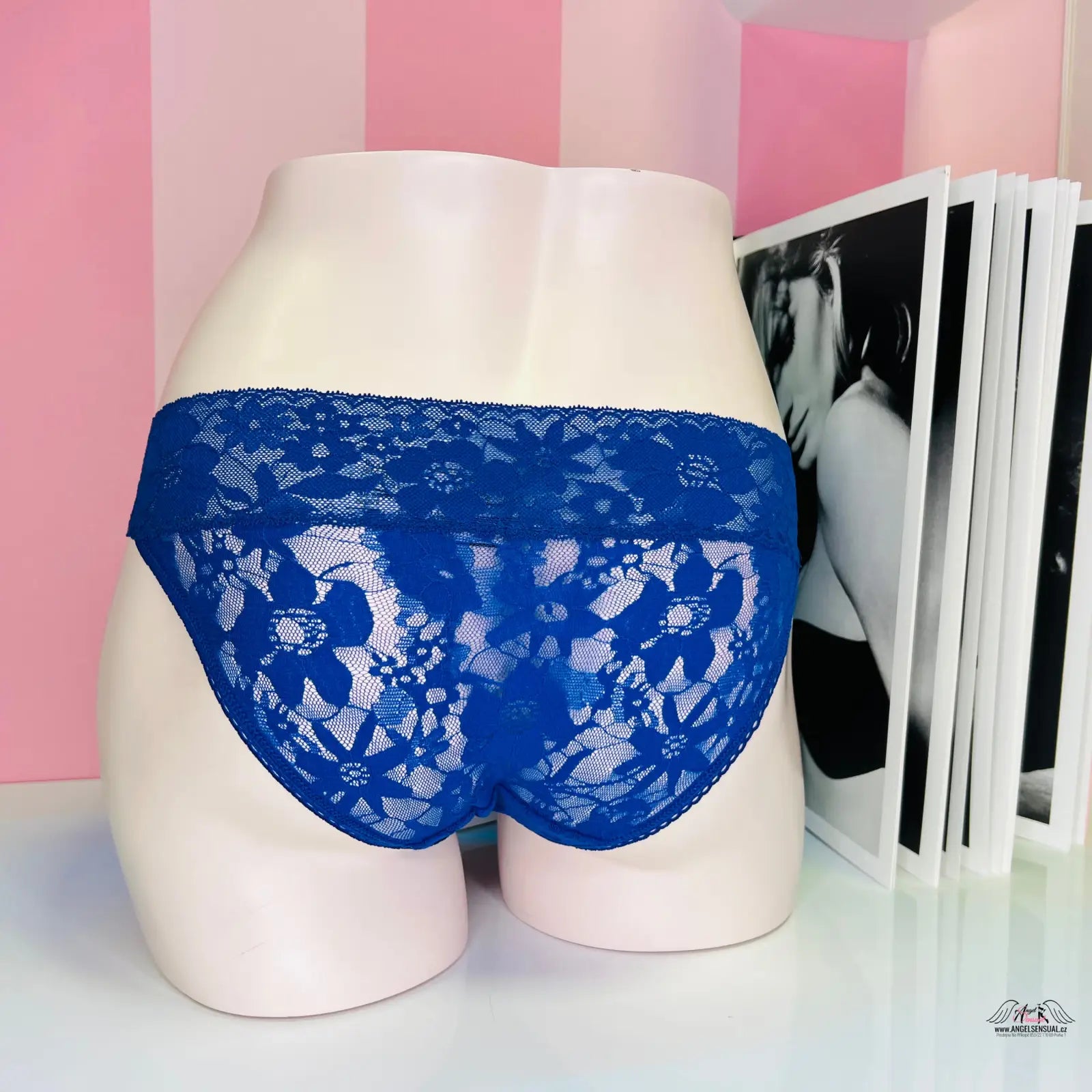 Modré krajkové kalhotky na manekýnu, ideální lingerie a apparel & accessories