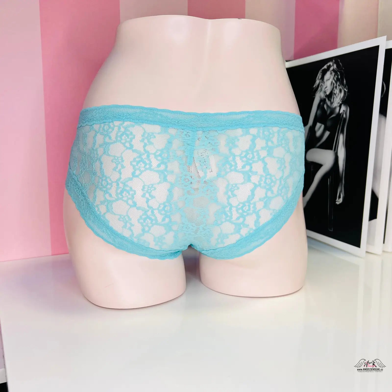 Victoria’s Secret Krajkové Kalhotky s květinovým vzorem na modelu, luxusní krajkové kalhotky