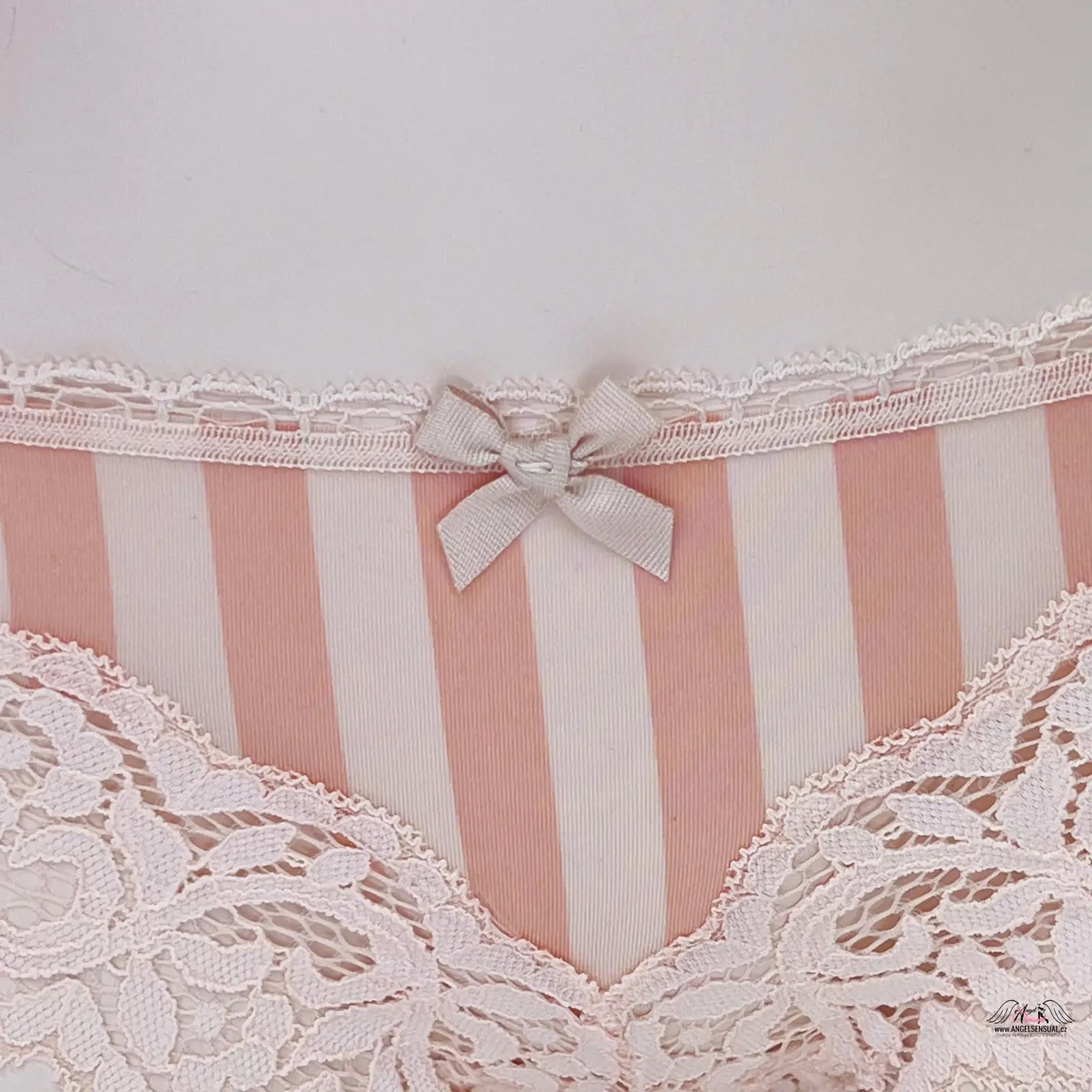 Pink a bílý pruhované bikiny kalhotky s krajkovým lemem, krajkové bikiny kalhotky