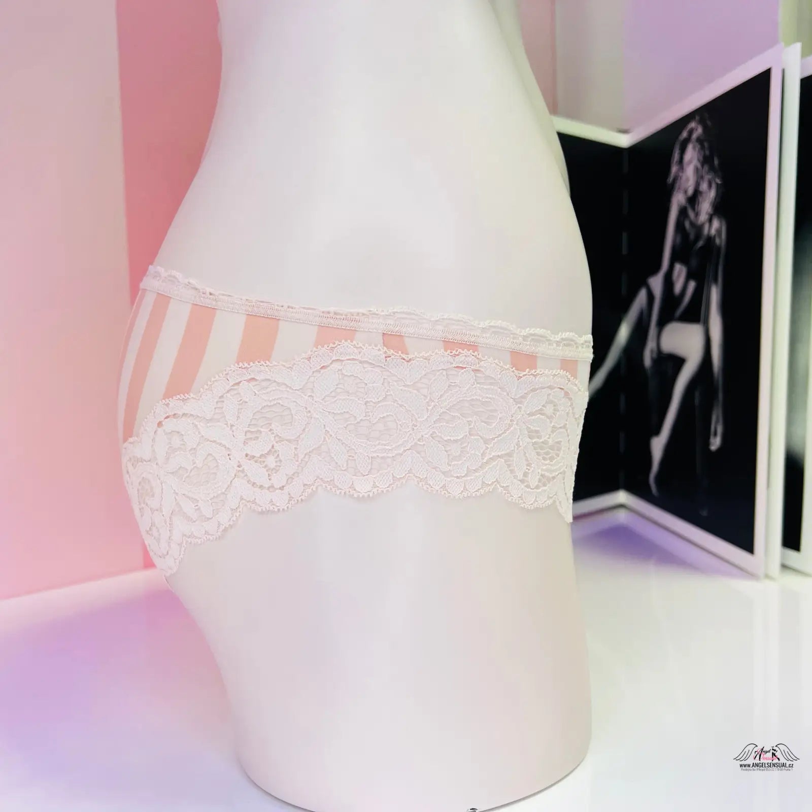 Růžové pruhované krajkové bikiny kalhotky s krajkovým lemem ve Victoria’s Secret