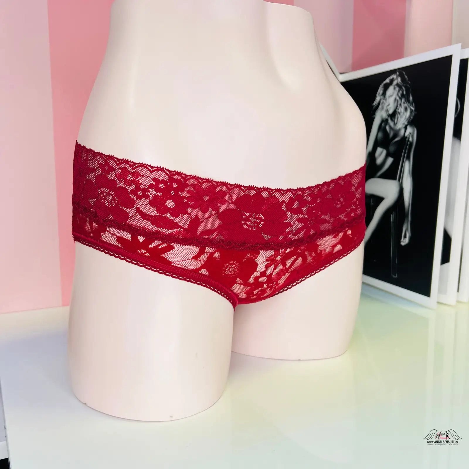 Red lace panties displayed on mannequin torso, Victoria’s Secret Krajkové Kalhotky, vyšším pasem