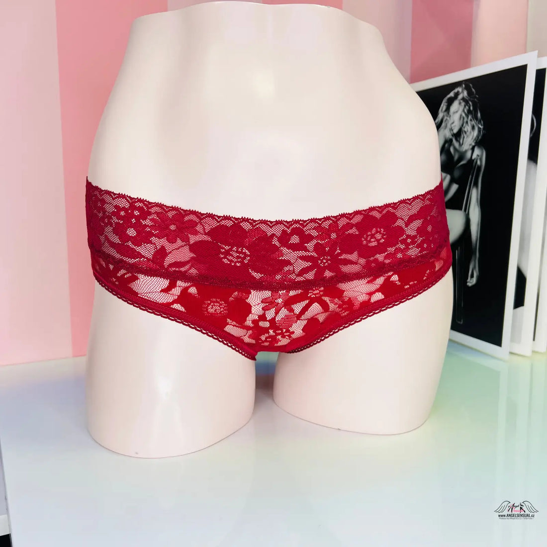 Luxusní krajkové kalhotky Victoria’s Secret Krajkové Kalhotky s vyšším pasem na mannequinu