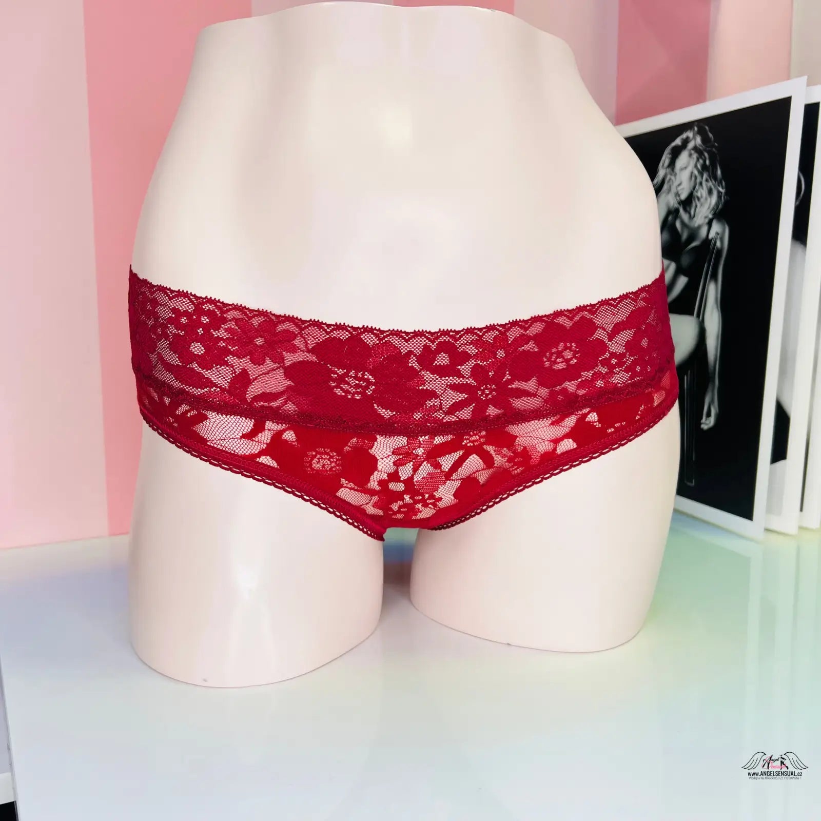 Luxusní krajkové kalhotky Victoria’s Secret Krajkové Kalhotky s vyšším pasem na mannequinu