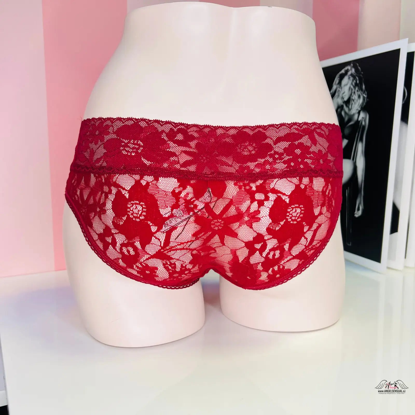 Rede krajkové kalhotky Victoria’s Secret vyšším pasem na mannequinu
