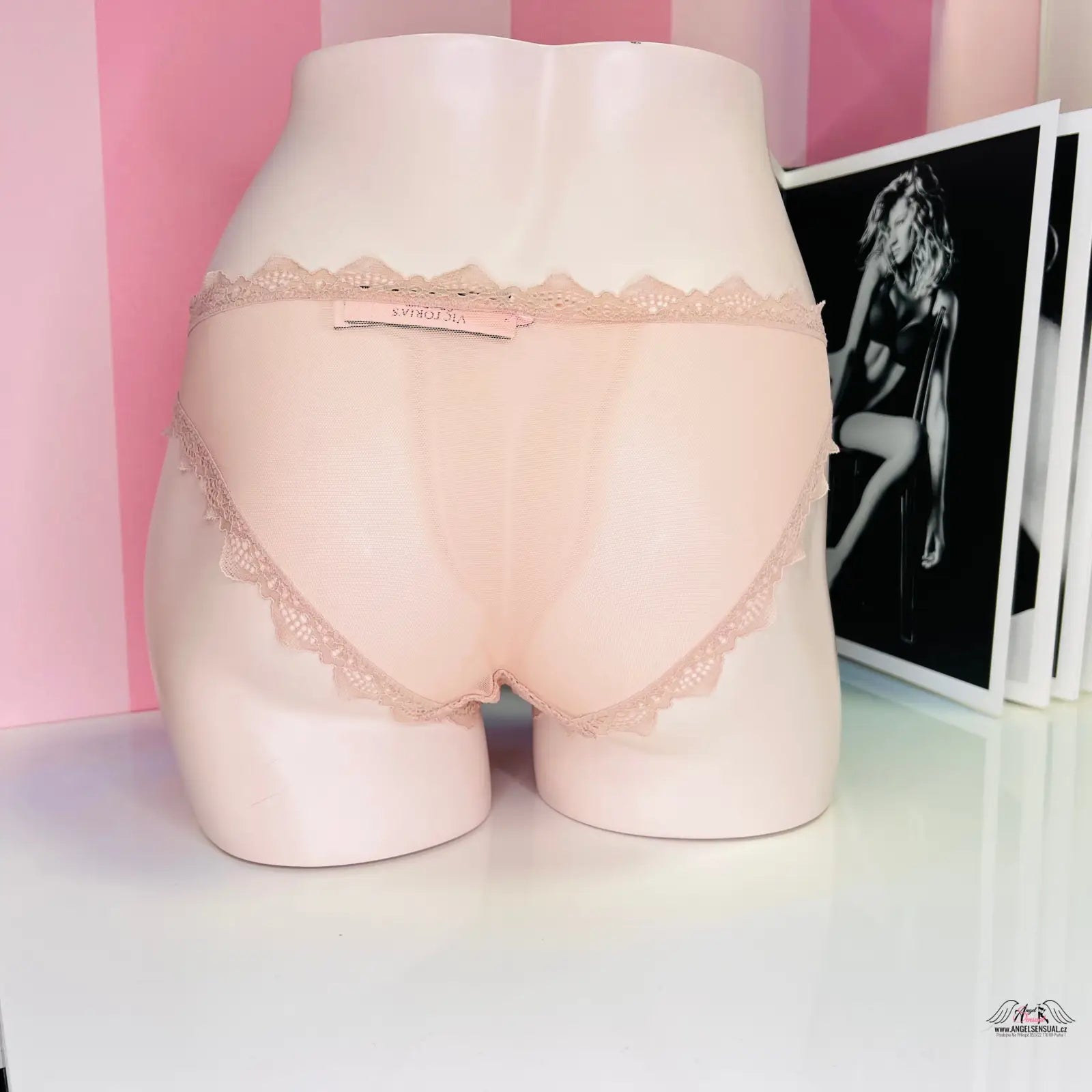 Pale pink mannequin torso v wearing svůdné krajkové kalhotky Agent Provocateur