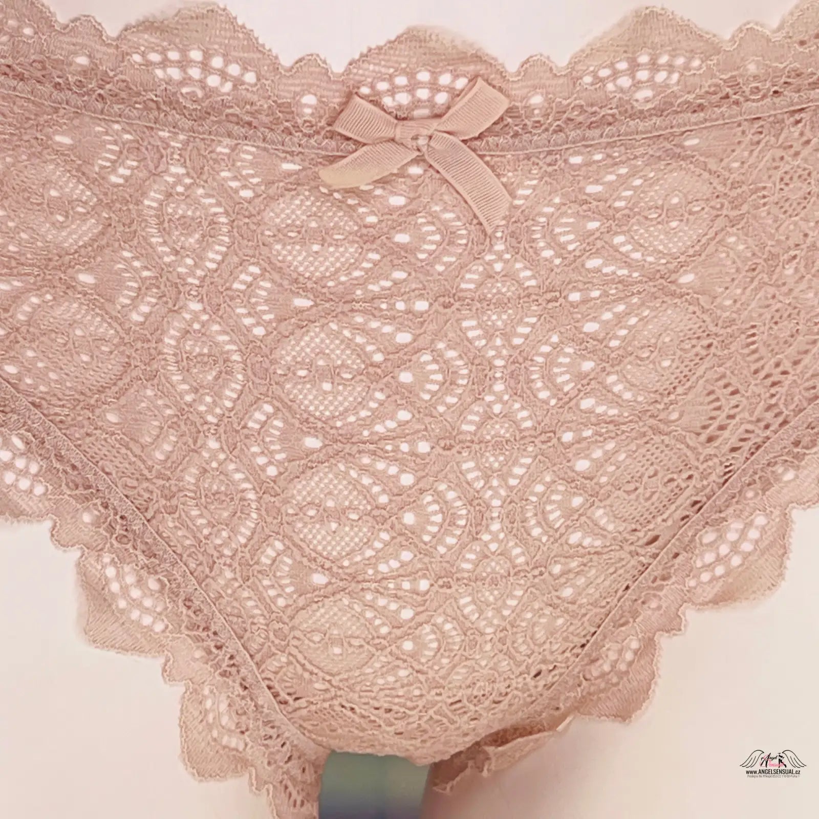 Delikátní růžové krajkové kalhotky agent provocateur se složitými květinovými vzory a mašličkou