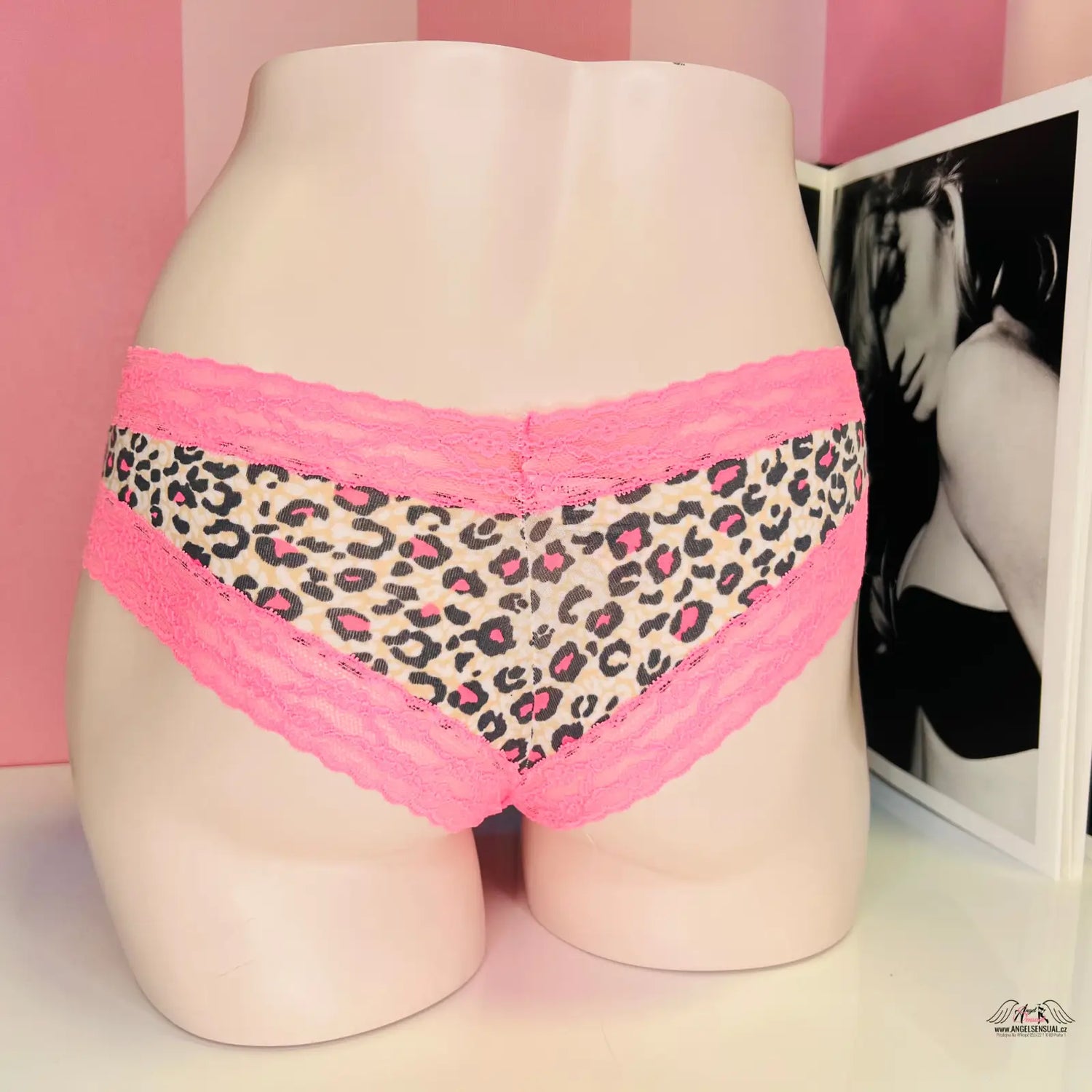 Victoria’s Secret krajkové kalhotky s leopard print a růžovou krajkou, ideální pro lingerie