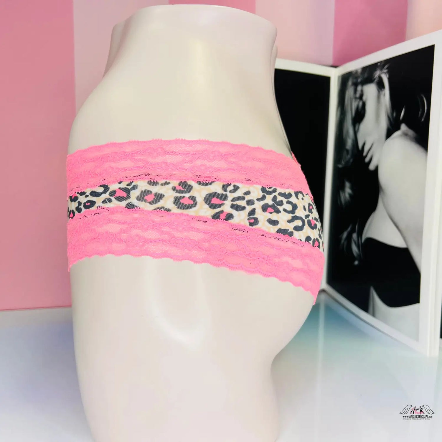 Victoria’s Secret krajkové kalhotky s růžovým krajkovým a leopardím vzorem, lingerie