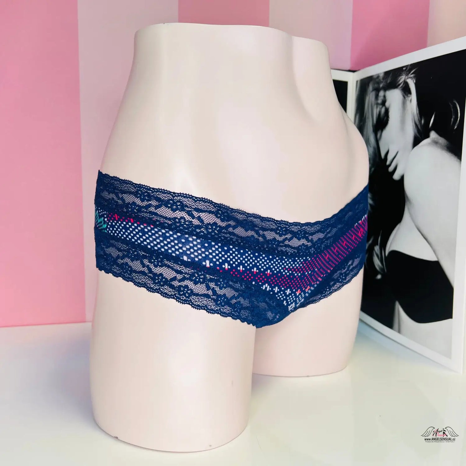 Victoria’s Secret krajkové kalhotky s modrým vzorem a krajkou, ideální lingerie