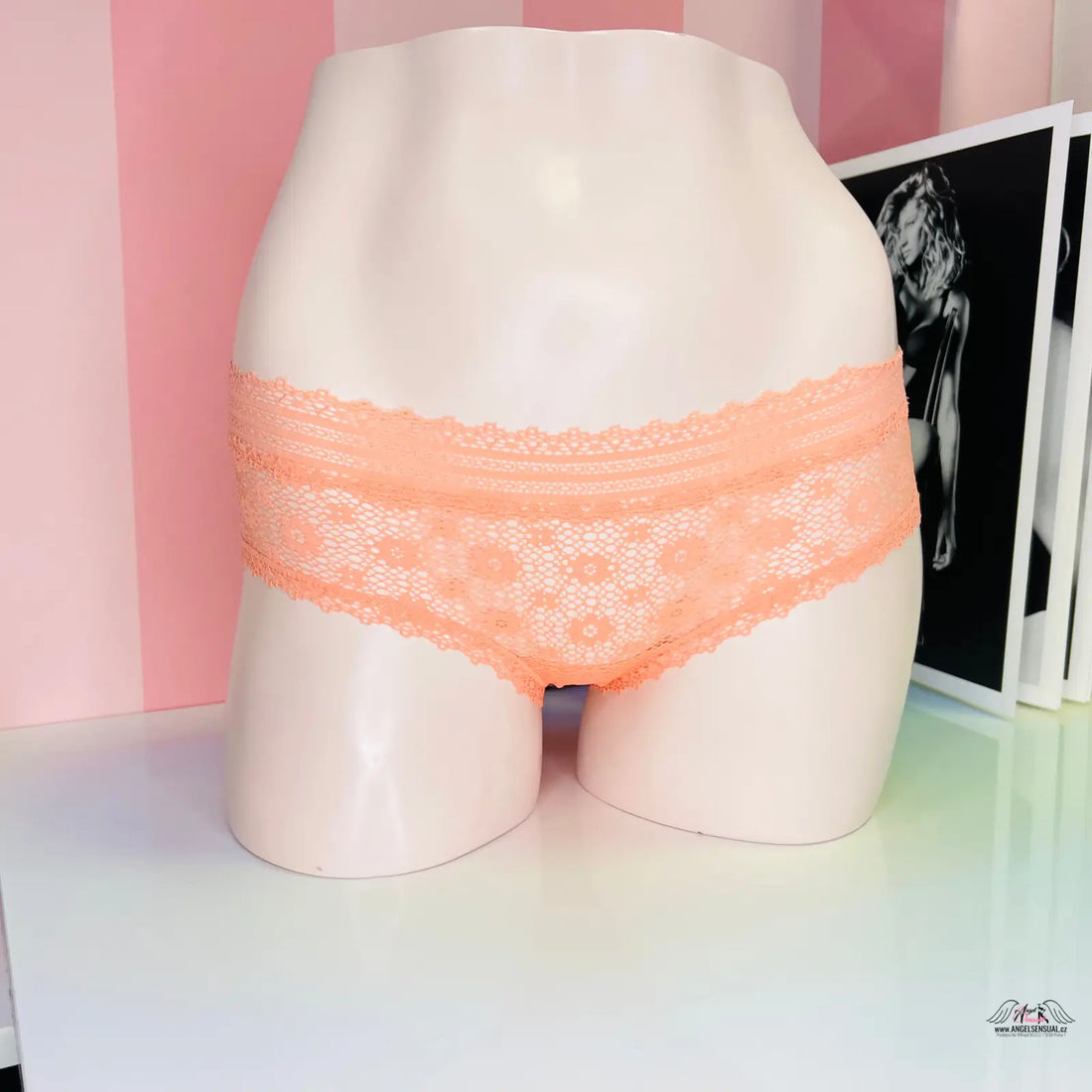 Peachové krajkové kalhotky Victoria’s Secret s romantickými vzory květin na manekýnu