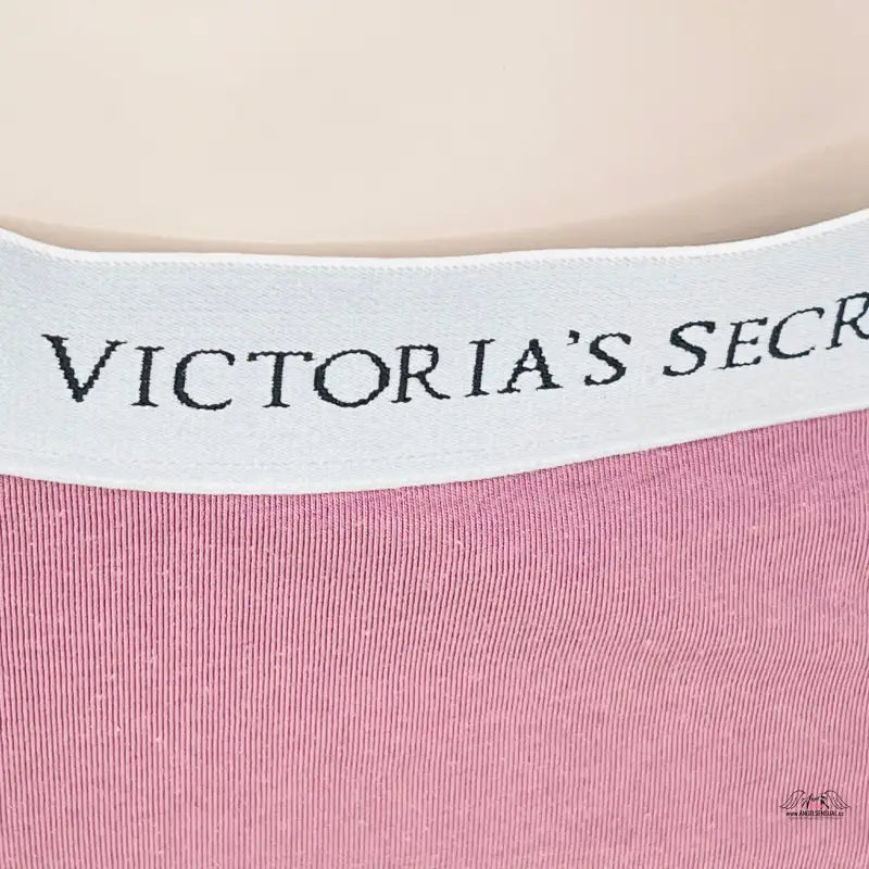 Přední pohled na růžové top s bílým a černým logem z Victoria’s Secret vhodný pro každodenní nošení
