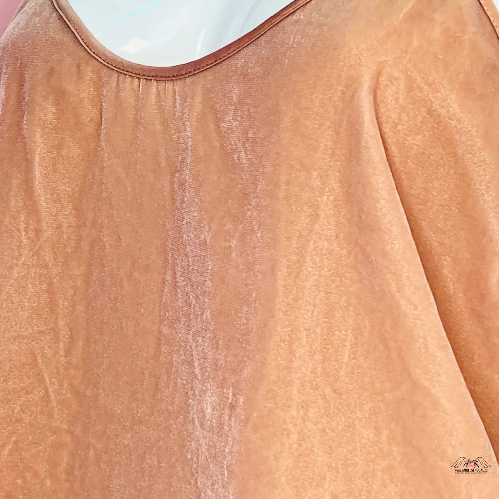 Peach-colored saténová blůza Victoria’s Secret s nastavitelními ramínky, velice příjemný semišový top