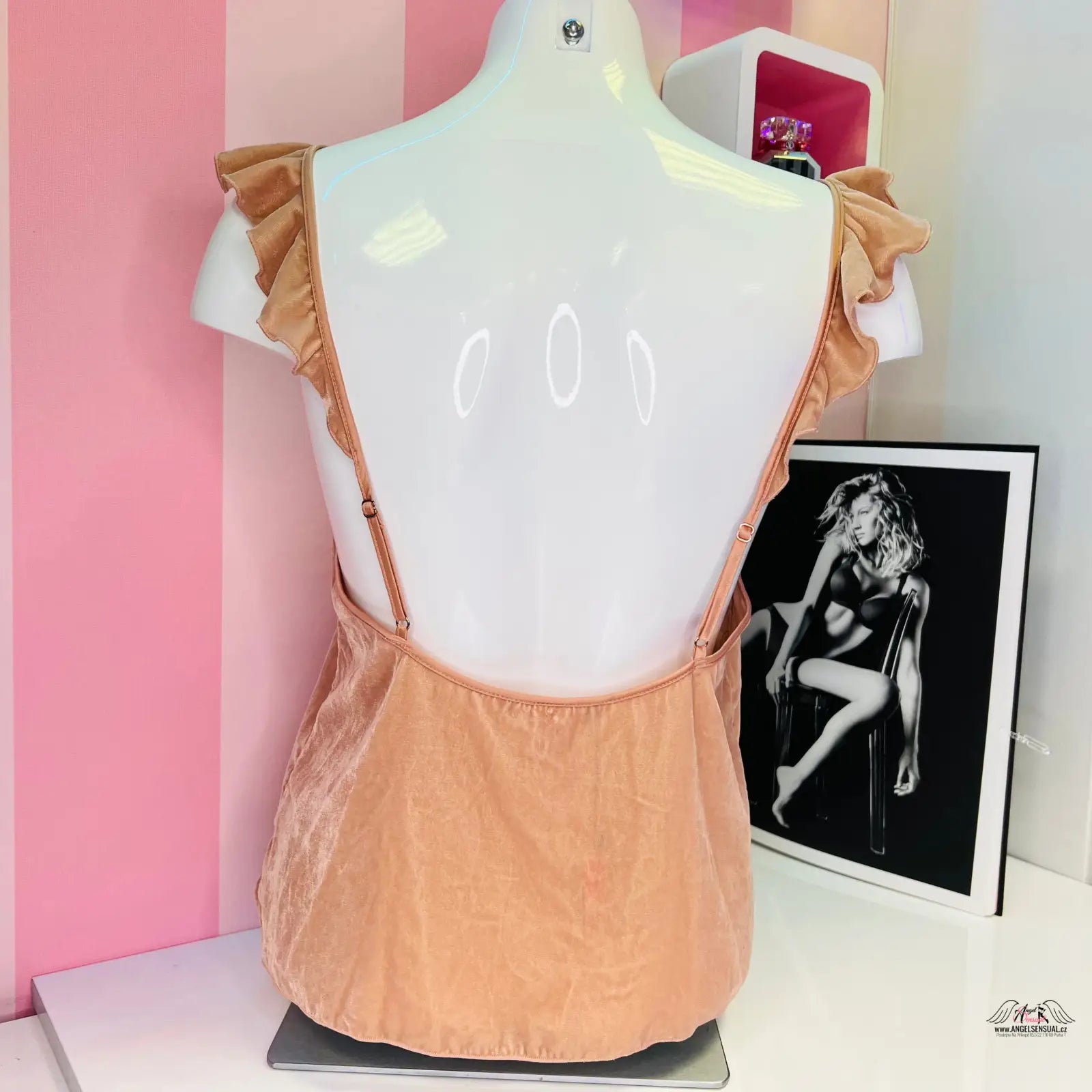 Peach-colored semišový top s ruffled design a nastavitelné ramínka, velice příjemný apparel & accessories
