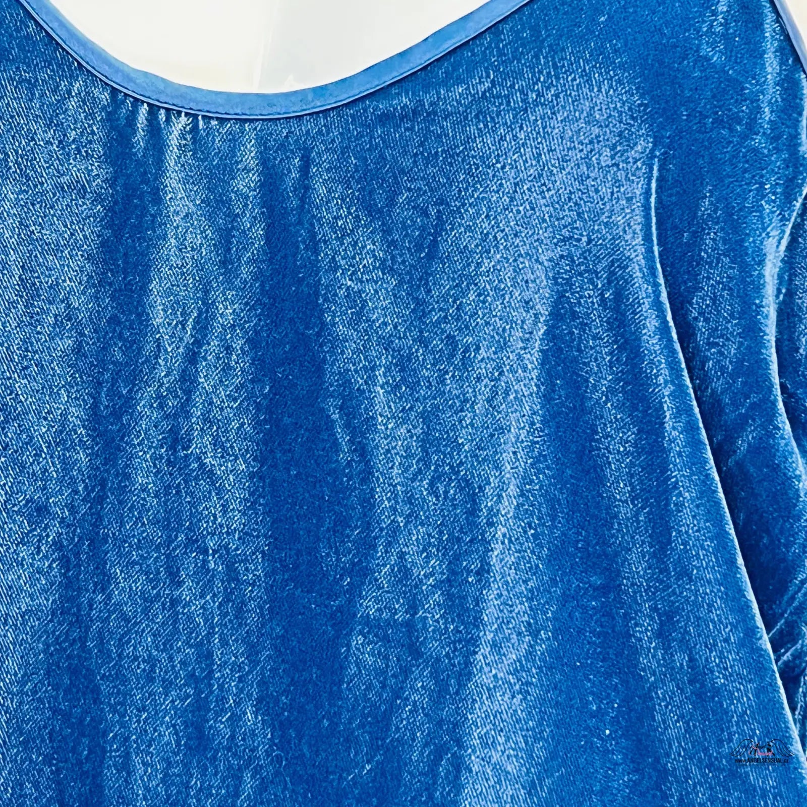 Blue velvet garment, semišový top s nastavitelnými ramínky, velice příjemný apparel & accessories