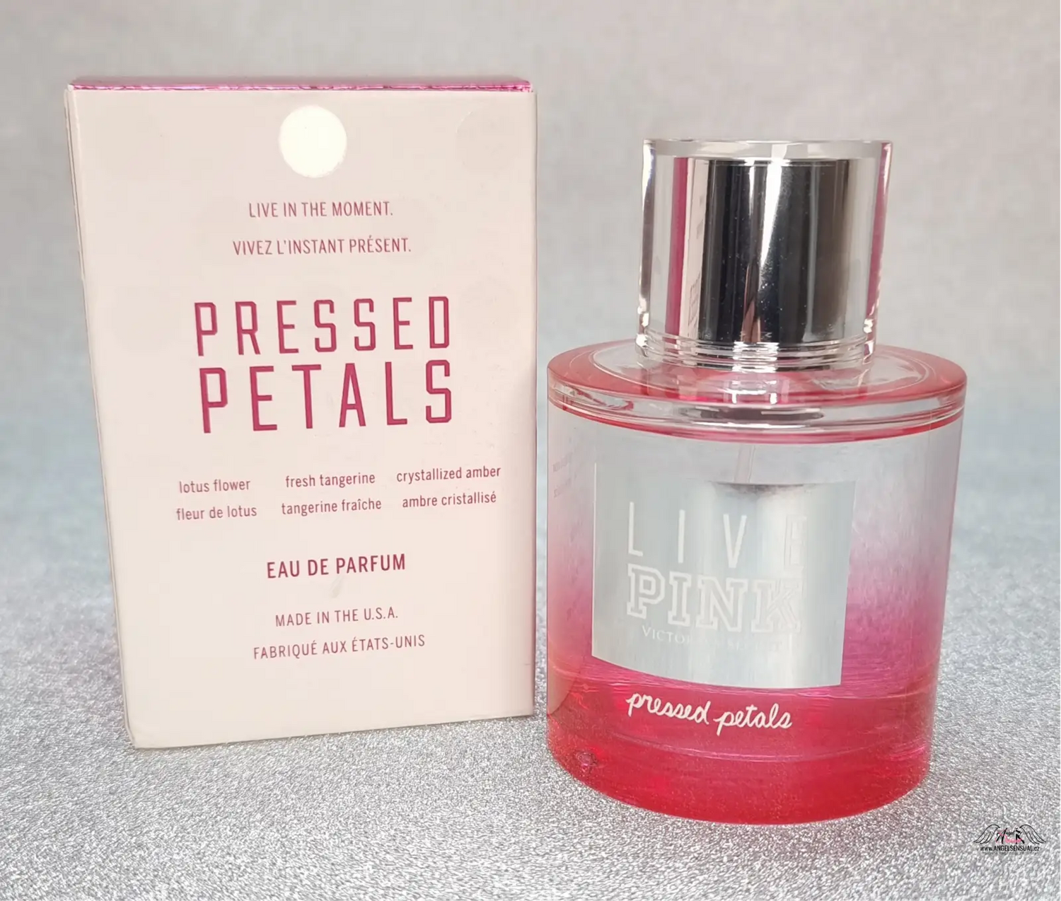 Pressed Petals parfémová lahvička a krabice s květinovou vůní a tóny lotosu pro moderní ženy