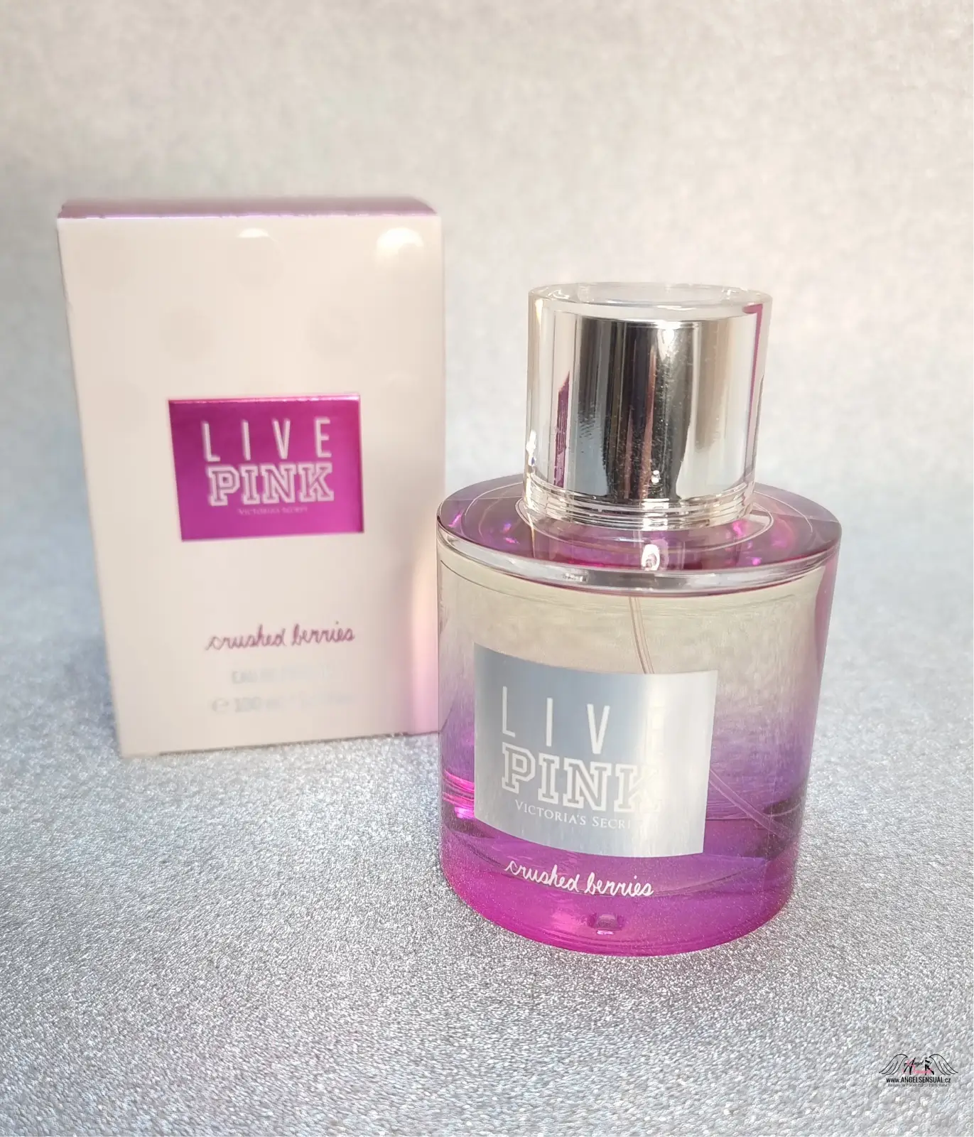 Pinková vůně Live Pink s tóny lotosu pro moderní ženy, elegantní parfémová lahvička