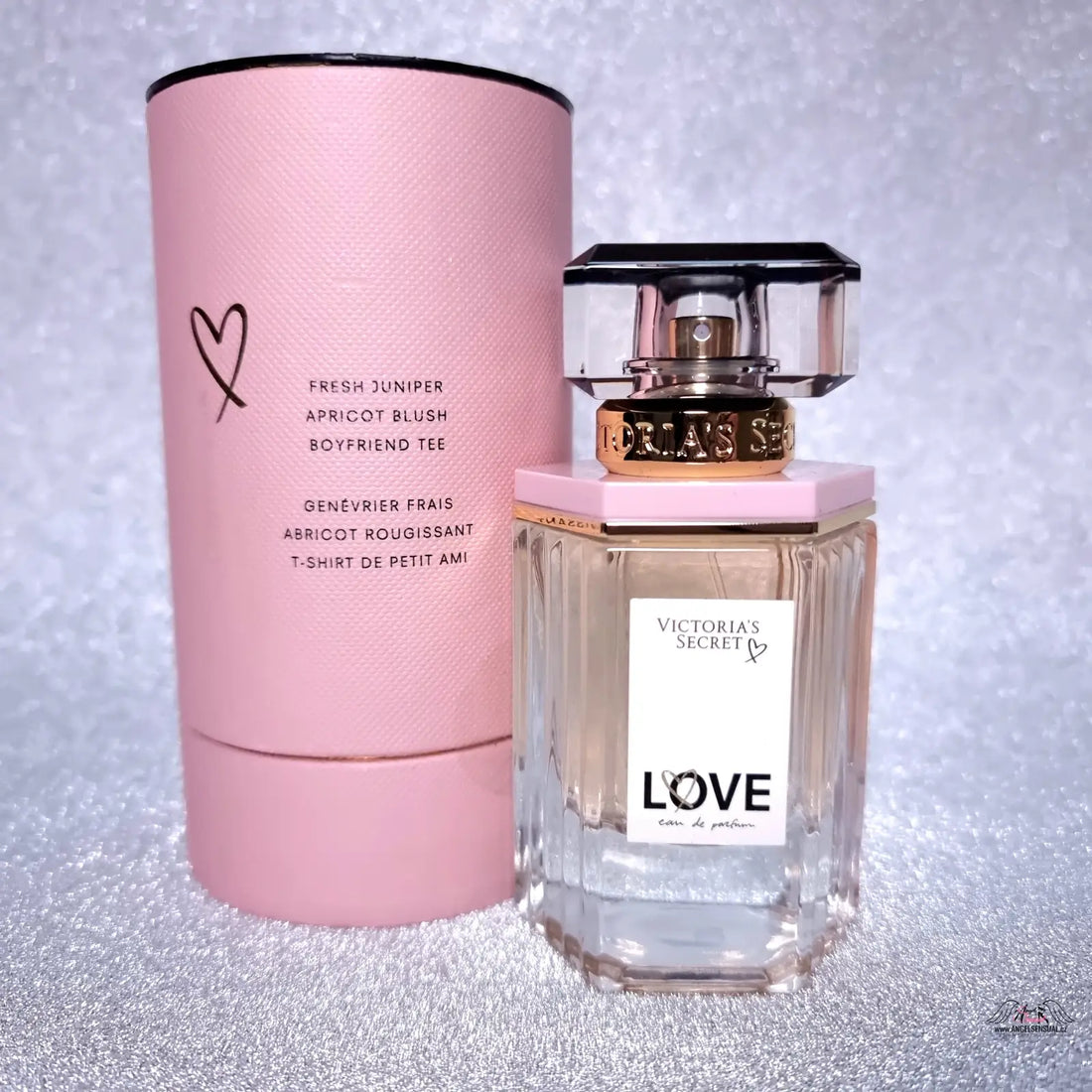 Victoria’s Secret Love parfém s růžovým válcovým obalem, ideální pro lingerie a loungewear