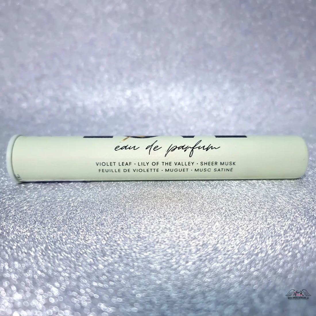 Světle zelená cylindrická parfémová lahvička Love Rollerball od Victoria’s Secret