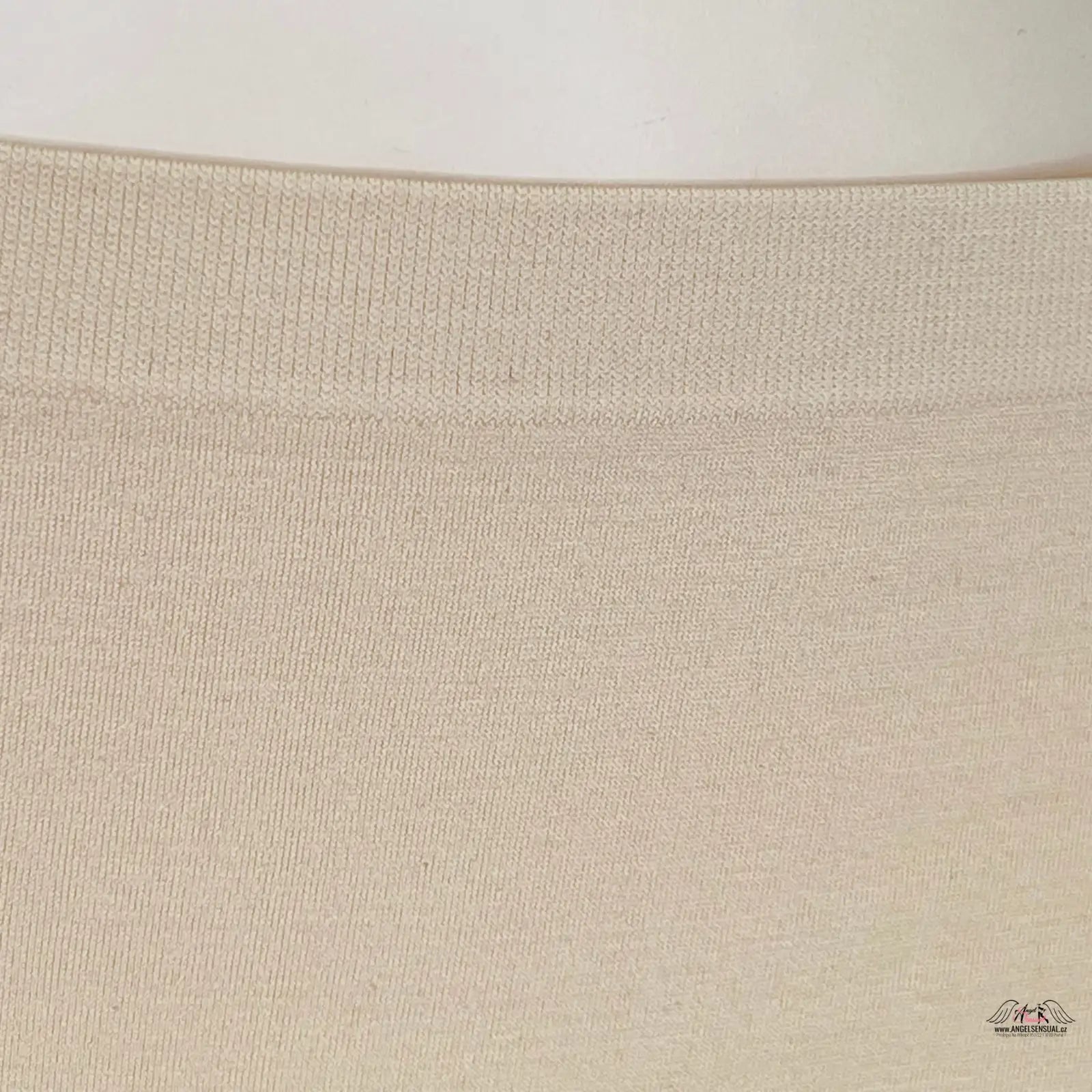 Beige pletená tkanina produktu Victoria’s Secret Luxus a komfort v krémovém provedení