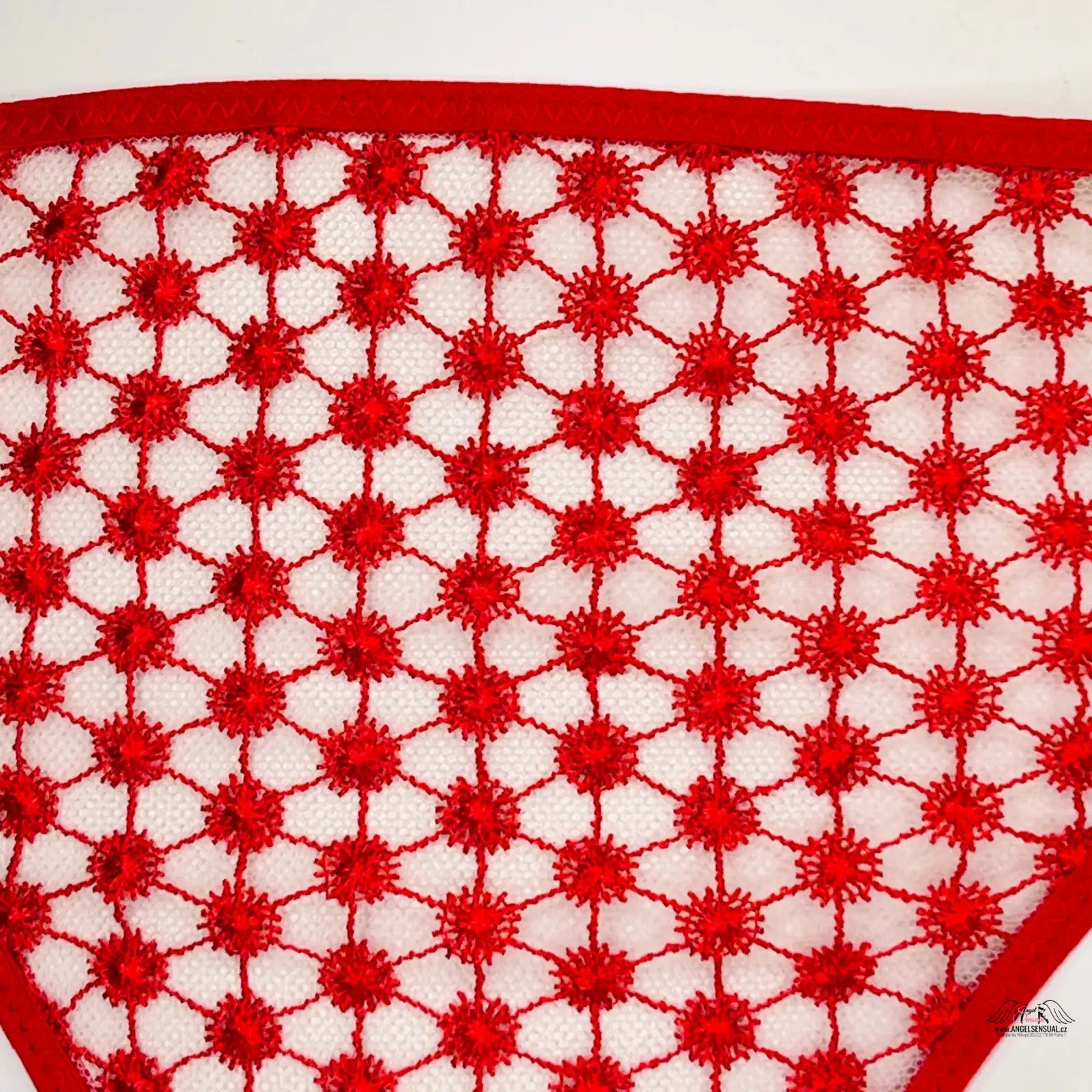 Red crocheted tanga agent provocateur with white lace and květinovým motivem flowers