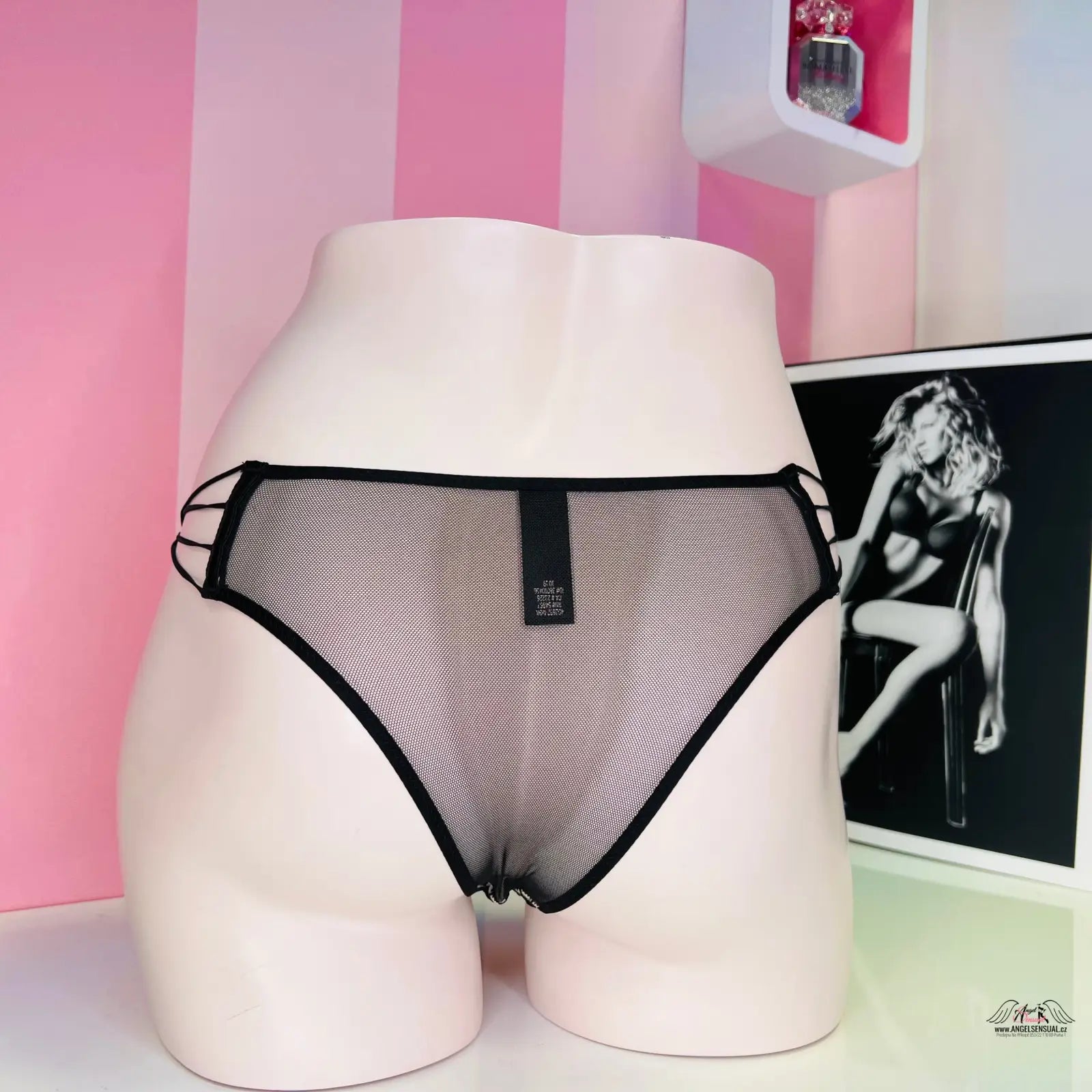Ženské tanga Agent Provocateur s květinovým motivem na manekýnu, Luxusní Kalhotky